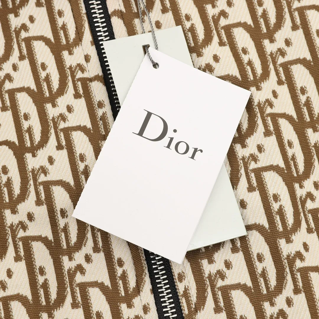 🅿️580 Dior/Dior 25Fw Contrast color splicing presbyopic letter all-print suit zipper jacket - The custom counter is consistent with the original knitted jacquard fabric - The fabric is washable and wear-resistant and does not deform - The presbyopic letters Dior are all 1:1 symmetrical - The custom counter is consistent with the original three standards and complete - The zippers are all customized original Dior hardware zippers - The zipper does not fade or get stuck - Color: khaki Best paired with matching trousers! ! Size:S-XL