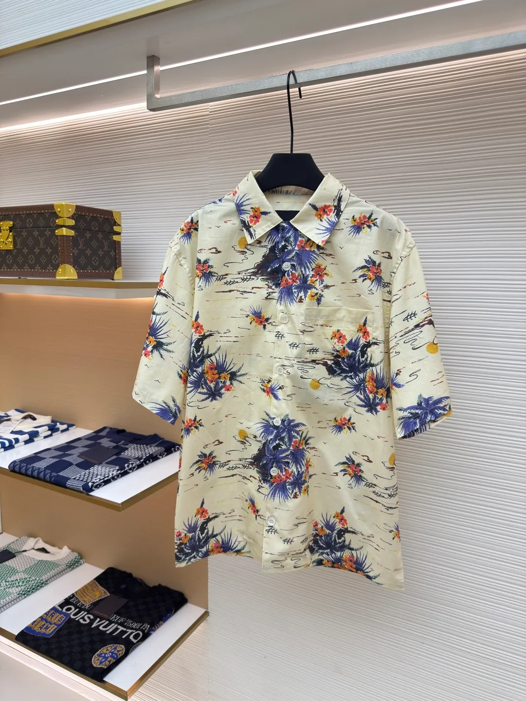 PRADA Floral Leaves Shirt ●Authentic product: Purchased and developed by 7676 ●Item No.: 1680171-A65 ●Material: pure cotton ●Technology: Printing ●Version: Fitted version ●Weight: about 215 grams ●Size: S-M-L-XL ●Description: The cotton shirt shows Oversize lines, with unique bowling lapels, summer-style printing blends retro temperament into sports design. Classic chest bag, straight bottom edge, mother-of-pearl button closure, front fabric triangular logo, overall straight and delicate alignment, comfortable and soft fabric, consistent color with no color difference. Can be matched with the same style to create a fashionable look and control various occasions. Customized accessories, complete with three labels, same style for men and women!