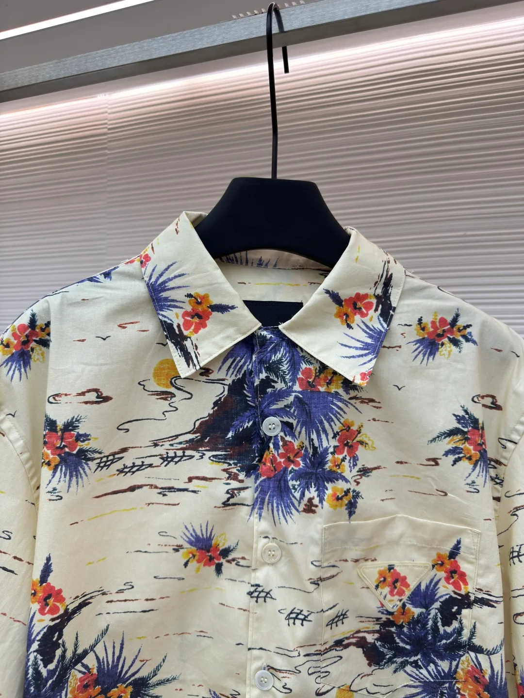 PRADA Floral Leaves Shirt ●Authentic product: Purchased and developed by 7676 ●Item No.: 1680171-A65 ●Material: pure cotton ●Technology: Printing ●Version: Fitted version ●Weight: about 215 grams ●Size: S-M-L-XL ●Description: The cotton shirt shows Oversize lines, with unique bowling lapels, summer-style printing blends retro temperament into sports design. Classic chest bag, straight bottom edge, mother-of-pearl button closure, front fabric triangular logo, overall straight and delicate alignment, comfortable and soft fabric, consistent color with no color difference. Can be matched with the same style to create a fashionable look and control various occasions. Customized accessories, complete with three labels, same style for men and women!