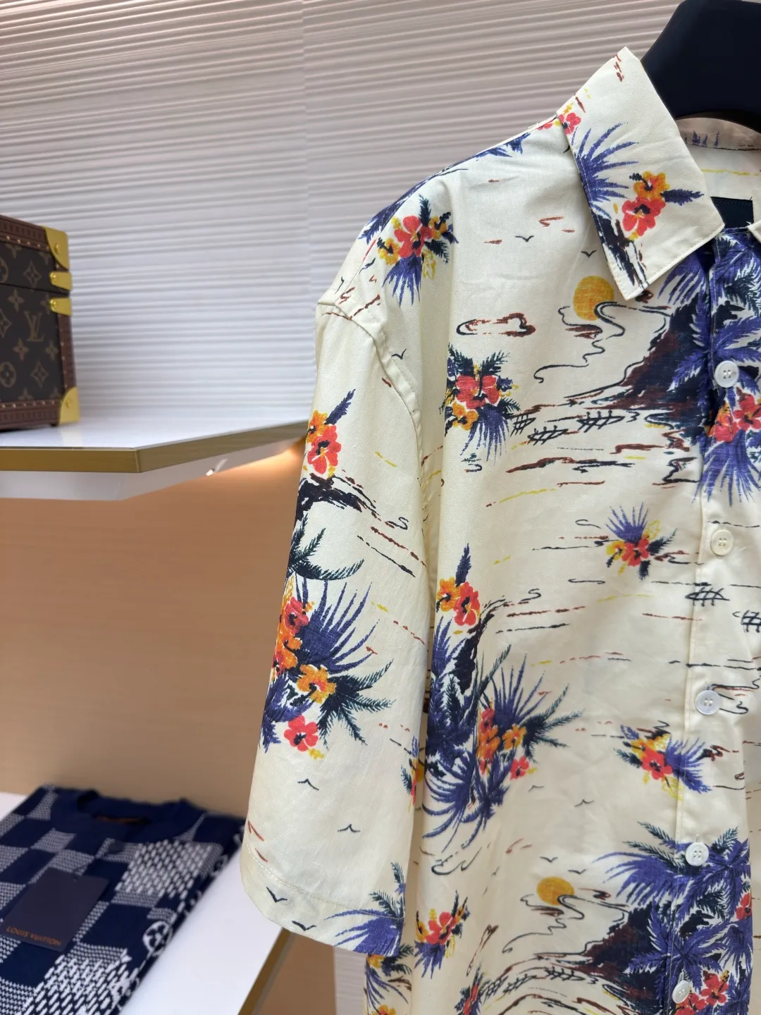 PRADA Floral Leaves Shirt ●Authentic product: Purchased and developed by 7676 ●Item No.: 1680171-A65 ●Material: pure cotton ●Technology: Printing ●Version: Fitted version ●Weight: about 215 grams ●Size: S-M-L-XL ●Description: The cotton shirt shows Oversize lines, with unique bowling lapels, summer-style printing blends retro temperament into sports design. Classic chest bag, straight bottom edge, mother-of-pearl button closure, front fabric triangular logo, overall straight and delicate alignment, comfortable and soft fabric, consistent color with no color difference. Can be matched with the same style to create a fashionable look and control various occasions. Customized accessories, complete with three labels, same style for men and women!