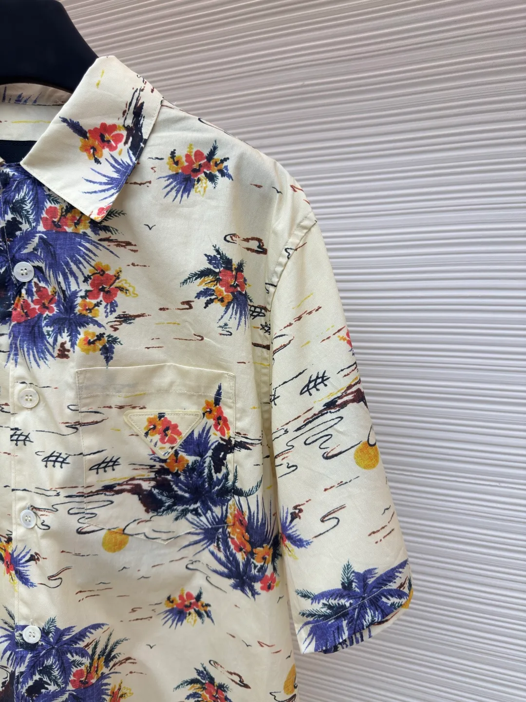 PRADA Floral Leaves Shirt ●Authentic product: Purchased and developed by 7676 ●Item No.: 1680171-A65 ●Material: pure cotton ●Technology: Printing ●Version: Fitted version ●Weight: about 215 grams ●Size: S-M-L-XL ●Description: The cotton shirt shows Oversize lines, with unique bowling lapels, summer-style printing blends retro temperament into sports design. Classic chest bag, straight bottom edge, mother-of-pearl button closure, front fabric triangular logo, overall straight and delicate alignment, comfortable and soft fabric, consistent color with no color difference. Can be matched with the same style to create a fashionable look and control various occasions. Customized accessories, complete with three labels, same style for men and women!