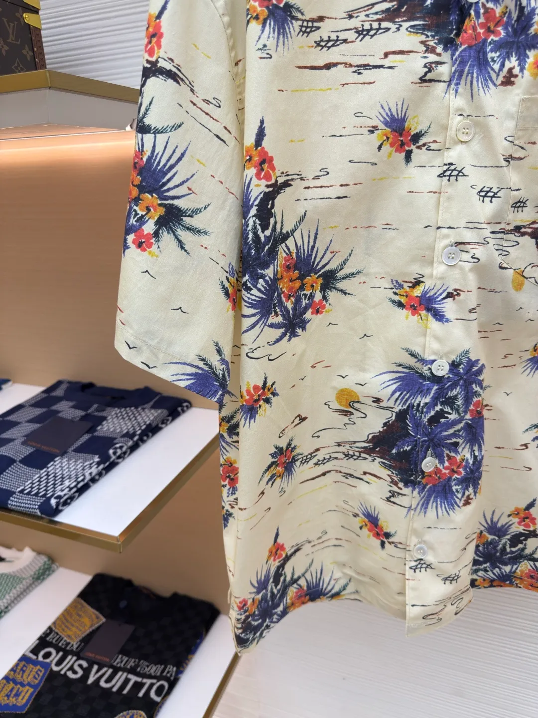 PRADA Floral Leaves Shirt ●Authentic product: Purchased and developed by 7676 ●Item No.: 1680171-A65 ●Material: pure cotton ●Technology: Printing ●Version: Fitted version ●Weight: about 215 grams ●Size: S-M-L-XL ●Description: The cotton shirt shows Oversize lines, with unique bowling lapels, summer-style printing blends retro temperament into sports design. Classic chest bag, straight bottom edge, mother-of-pearl button closure, front fabric triangular logo, overall straight and delicate alignment, comfortable and soft fabric, consistent color with no color difference. Can be matched with the same style to create a fashionable look and control various occasions. Customized accessories, complete with three labels, same style for men and women!