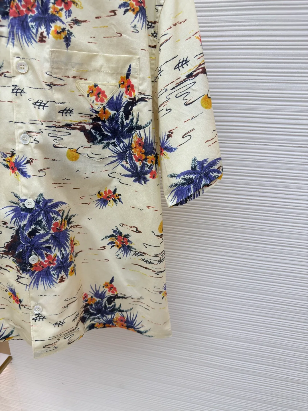 PRADA Floral Leaves Shirt ●Authentic product: Purchased and developed by 7676 ●Item No.: 1680171-A65 ●Material: pure cotton ●Technology: Printing ●Version: Fitted version ●Weight: about 215 grams ●Size: S-M-L-XL ●Description: The cotton shirt shows Oversize lines, with unique bowling lapels, summer-style printing blends retro temperament into sports design. Classic chest bag, straight bottom edge, mother-of-pearl button closure, front fabric triangular logo, overall straight and delicate alignment, comfortable and soft fabric, consistent color with no color difference. Can be matched with the same style to create a fashionable look and control various occasions. Customized accessories, complete with three labels, same style for men and women!