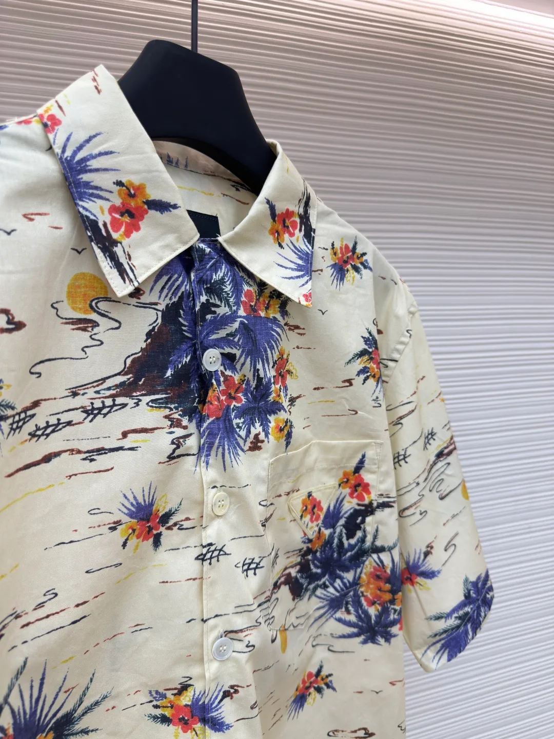 PRADA Floral Leaves Shirt ●Authentic product: Purchased and developed by 7676 ●Item No.: 1680171-A65 ●Material: pure cotton ●Technology: Printing ●Version: Fitted version ●Weight: about 215 grams ●Size: S-M-L-XL ●Description: The cotton shirt shows Oversize lines, with unique bowling lapels, summer-style printing blends retro temperament into sports design. Classic chest bag, straight bottom edge, mother-of-pearl button closure, front fabric triangular logo, overall straight and delicate alignment, comfortable and soft fabric, consistent color with no color difference. Can be matched with the same style to create a fashionable look and control various occasions. Customized accessories, complete with three labels, same style for men and women!