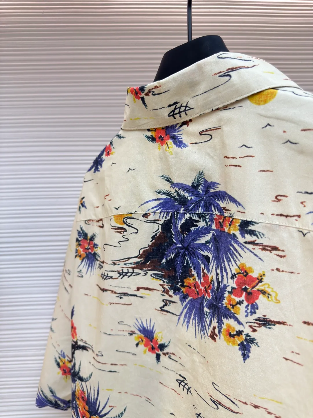 PRADA Floral Leaves Shirt ●Authentic product: Purchased and developed by 7676 ●Item No.: 1680171-A65 ●Material: pure cotton ●Technology: Printing ●Version: Fitted version ●Weight: about 215 grams ●Size: S-M-L-XL ●Description: The cotton shirt shows Oversize lines, with unique bowling lapels, summer-style printing blends retro temperament into sports design. Classic chest bag, straight bottom edge, mother-of-pearl button closure, front fabric triangular logo, overall straight and delicate alignment, comfortable and soft fabric, consistent color with no color difference. Can be matched with the same style to create a fashionable look and control various occasions. Customized accessories, complete with three labels, same style for men and women!