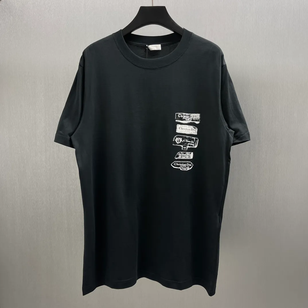 🅿️240 🧧CD Snowflake Plush Print Black T Size: S-XL This T-shirt is decorated with the Dior Archives Labels logo, reinterpreting the Dior label in a 3D printed version. Crafted from white cotton jersey