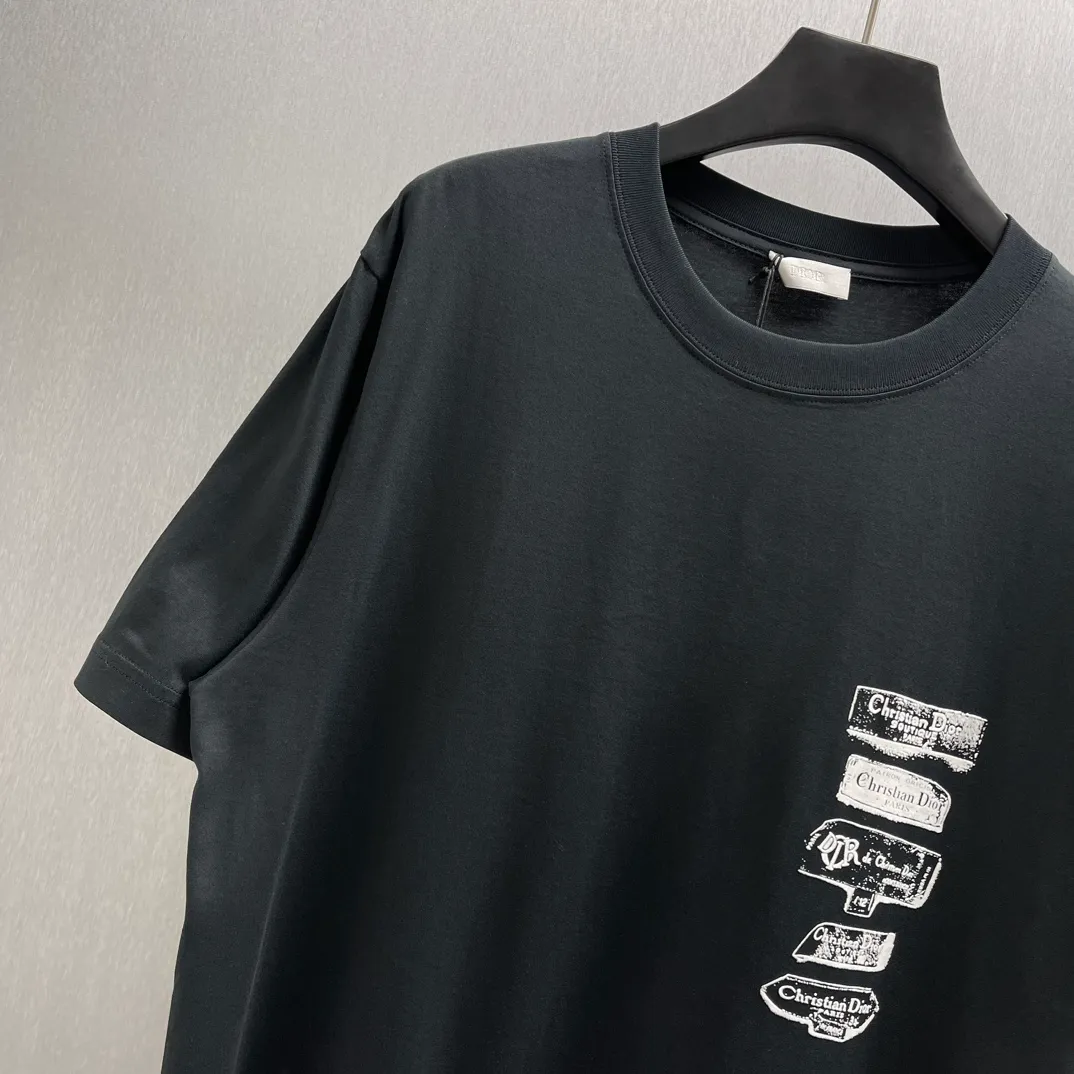 🅿️240 🧧CD Snowflake Plush Print Black T Size: S-XL This T-shirt is decorated with the Dior Archives Labels logo, reinterpreting the Dior label in a 3D printed version. Crafted from white cotton jersey