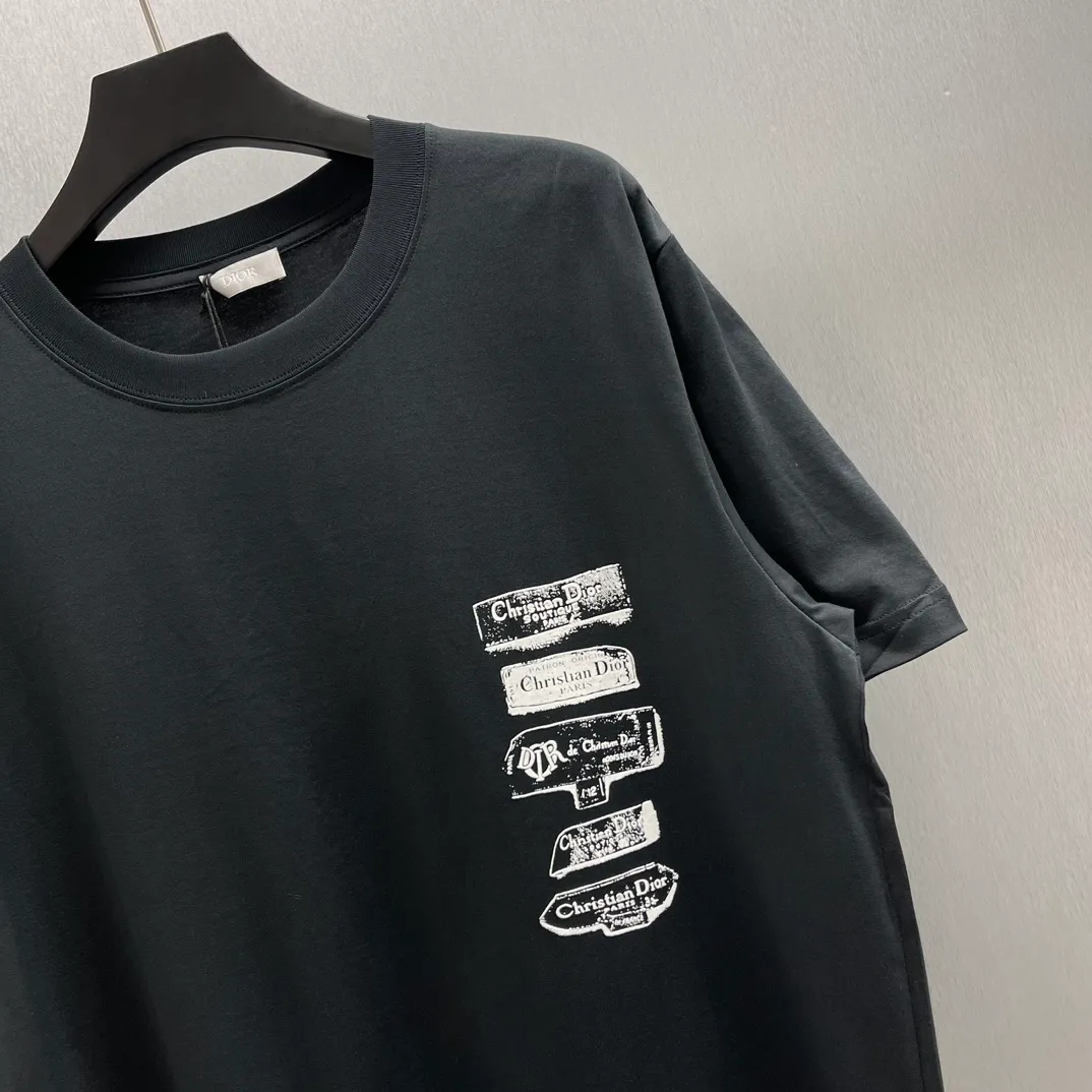 🅿️240 🧧CD Snowflake Plush Print Black T Size: S-XL This T-shirt is decorated with the Dior Archives Labels logo, reinterpreting the Dior label in a 3D printed version. Crafted from white cotton jersey