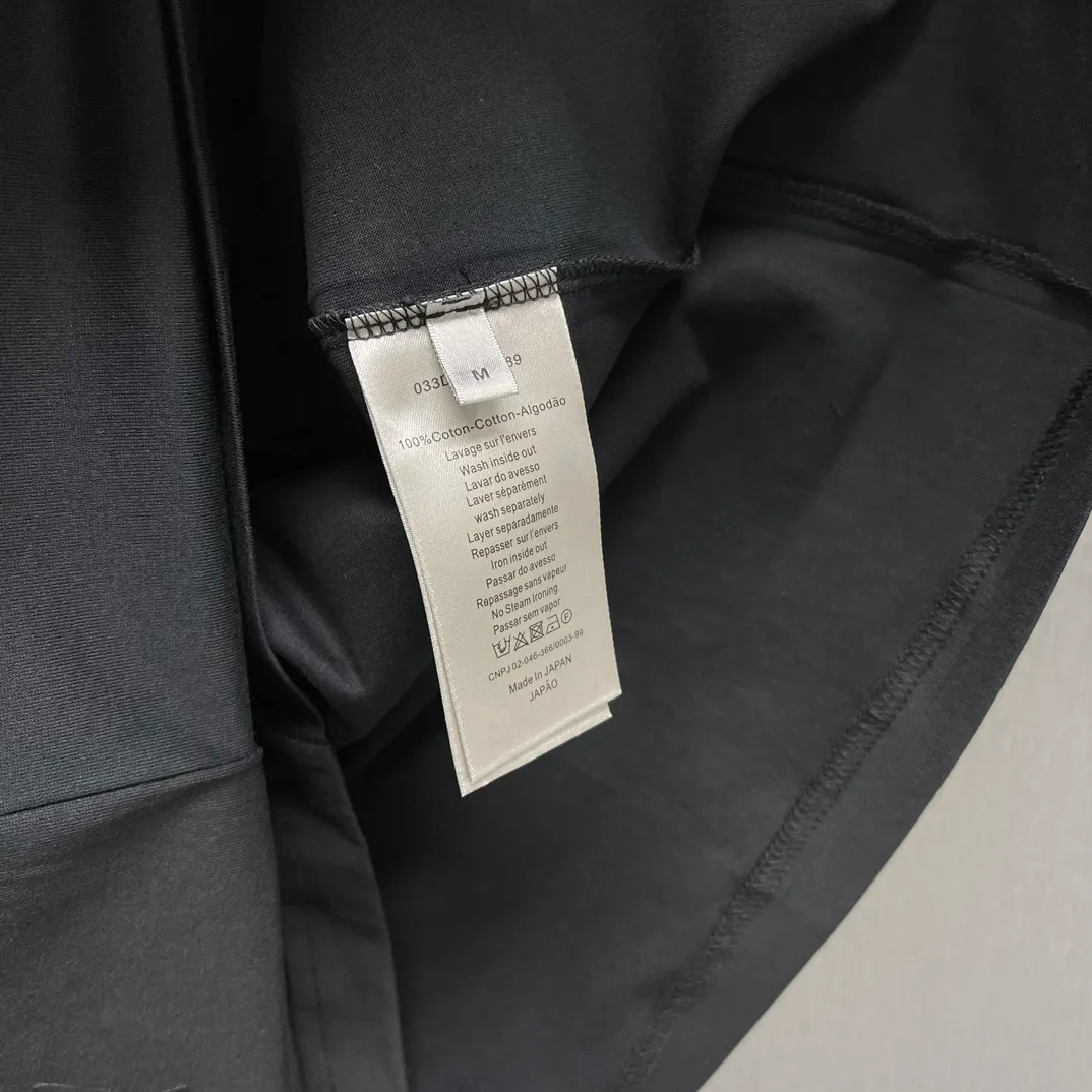 🅿️240 🧧CD Snowflake Plush Print Black T Size: S-XL This T-shirt is decorated with the Dior Archives Labels logo, reinterpreting the Dior label in a 3D printed version. Crafted from white cotton jersey
