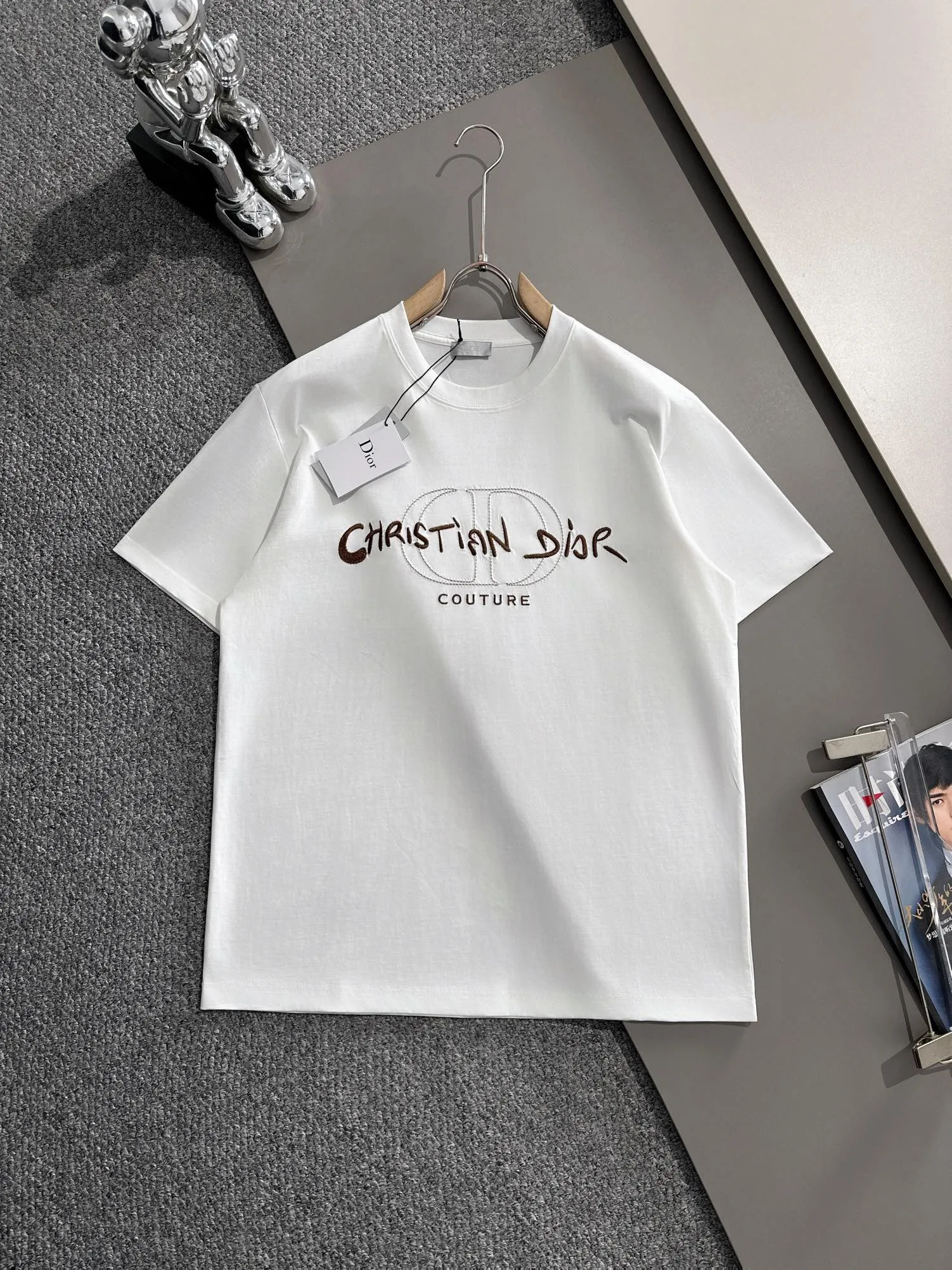 🅿️170 (arrives the next day) Dior 2025 new style artistic embroidered letter logo, same style for men and women, short-sleeved T-shirt ·Customized 260g 100% double yarn pure cotton fabric ·Imported Tajima machine embroidery technology ·Custom dyed 32 double-strand threads ·Collar label and hangtag main mark and three labels complete Color: White Size: XS S M L