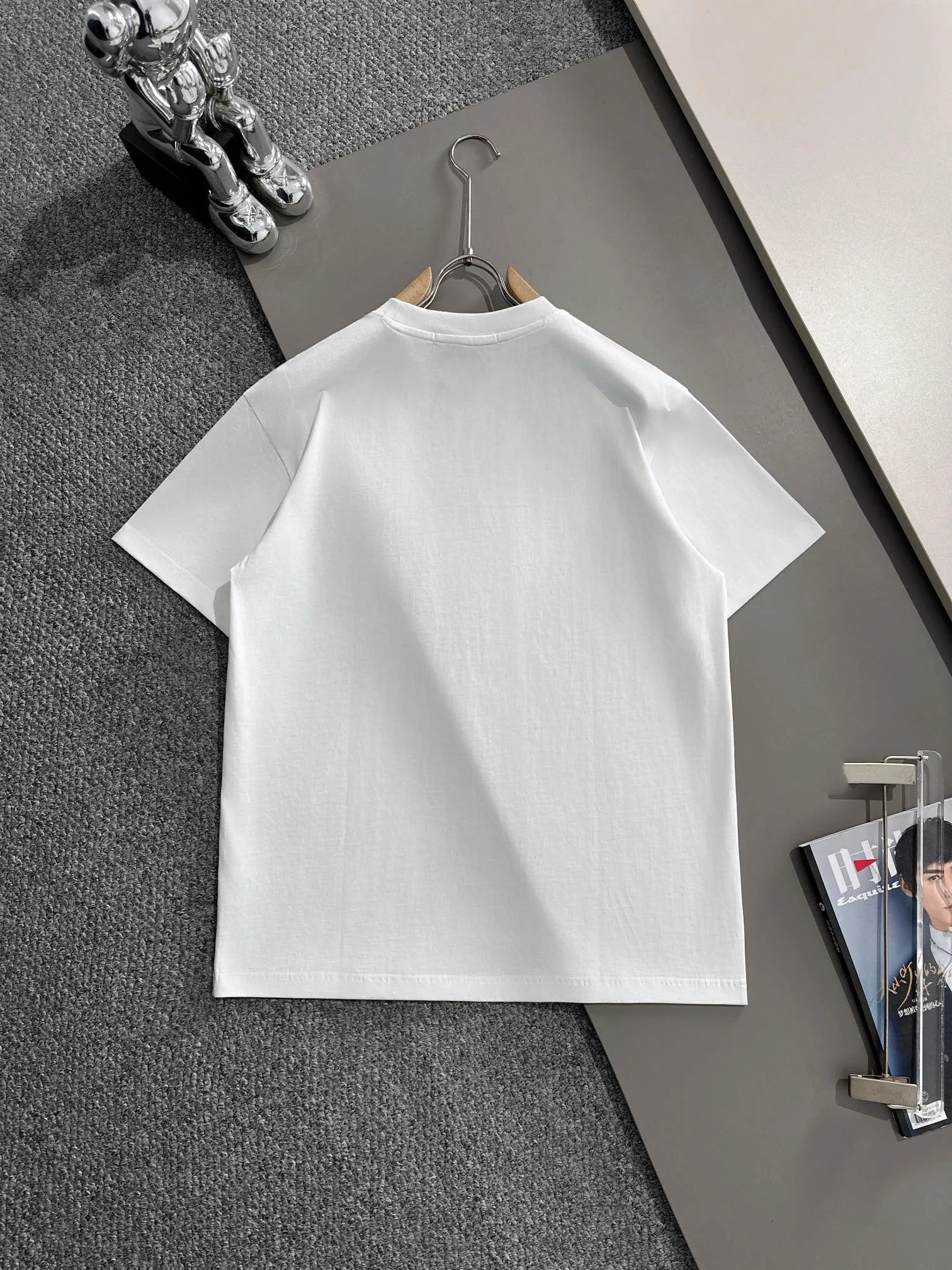 🅿️170 (arrives the next day) Dior 2025 new style artistic embroidered letter logo, same style for men and women, short-sleeved T-shirt ·Customized 260g 100% double yarn pure cotton fabric ·Imported Tajima machine embroidery technology ·Custom dyed 32 double-strand threads ·Collar label and hangtag main mark and three labels complete Color: White Size: XS S M L