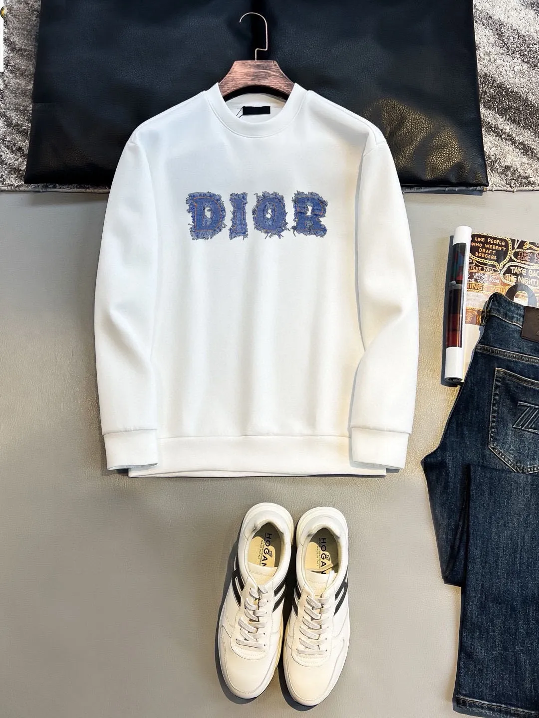 🅿️220 brand [DIOR Dior] (good news for fat people) 2025ss autumn latest long-sleeved round-neck sweatshirt, on sale simultaneously on the official website. Refreshing and breathable. Made of top Tencel Roman. Comfortable and soft. 3D three-dimensional clarity. Super fashion sense. Great for gifting and keeping for yourself. Size: M-5XL (can wear up to 220 pounds)