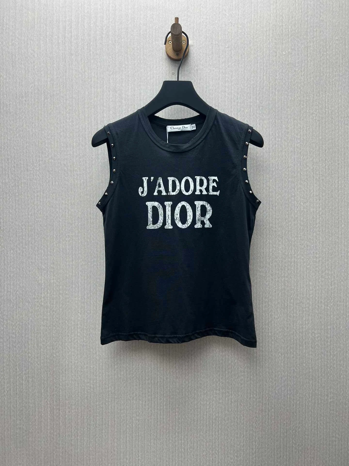 🅿️230 Dior 25ss new black vest decorated with J'Adore Dior words. Crafted from cotton jersey in a slim fit, it has metal studs at the armholes. It adds sophisticated style to any look and is perfect for any season. Size: S.M.L.