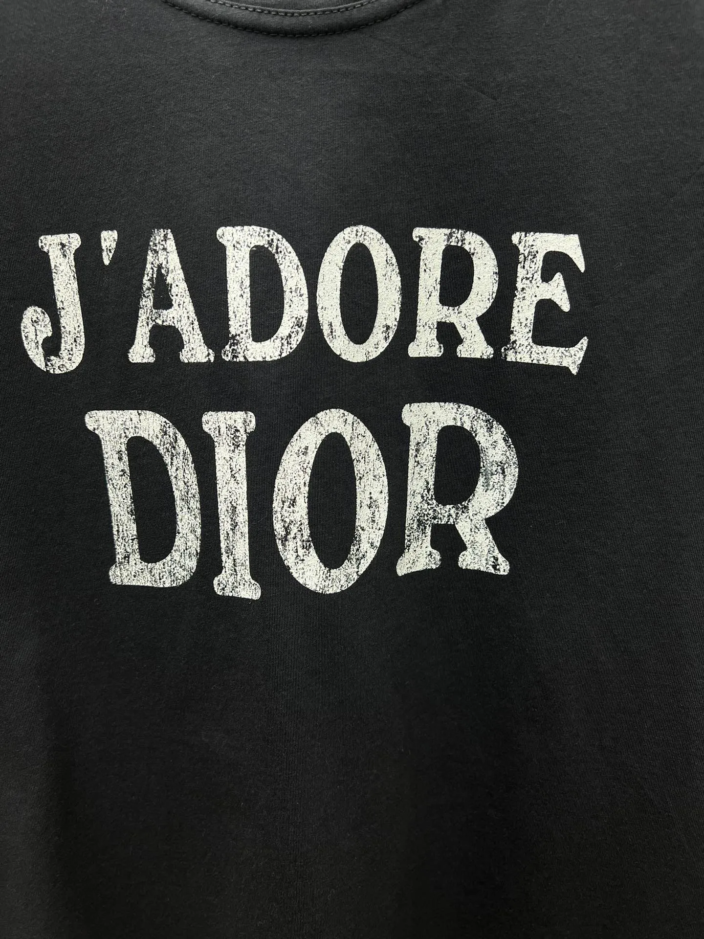 🅿️230 Dior 25ss new black vest decorated with J'Adore Dior words. Crafted from cotton jersey in a slim fit, it has metal studs at the armholes. It adds sophisticated style to any look and is perfect for any season. Size: S.M.L.