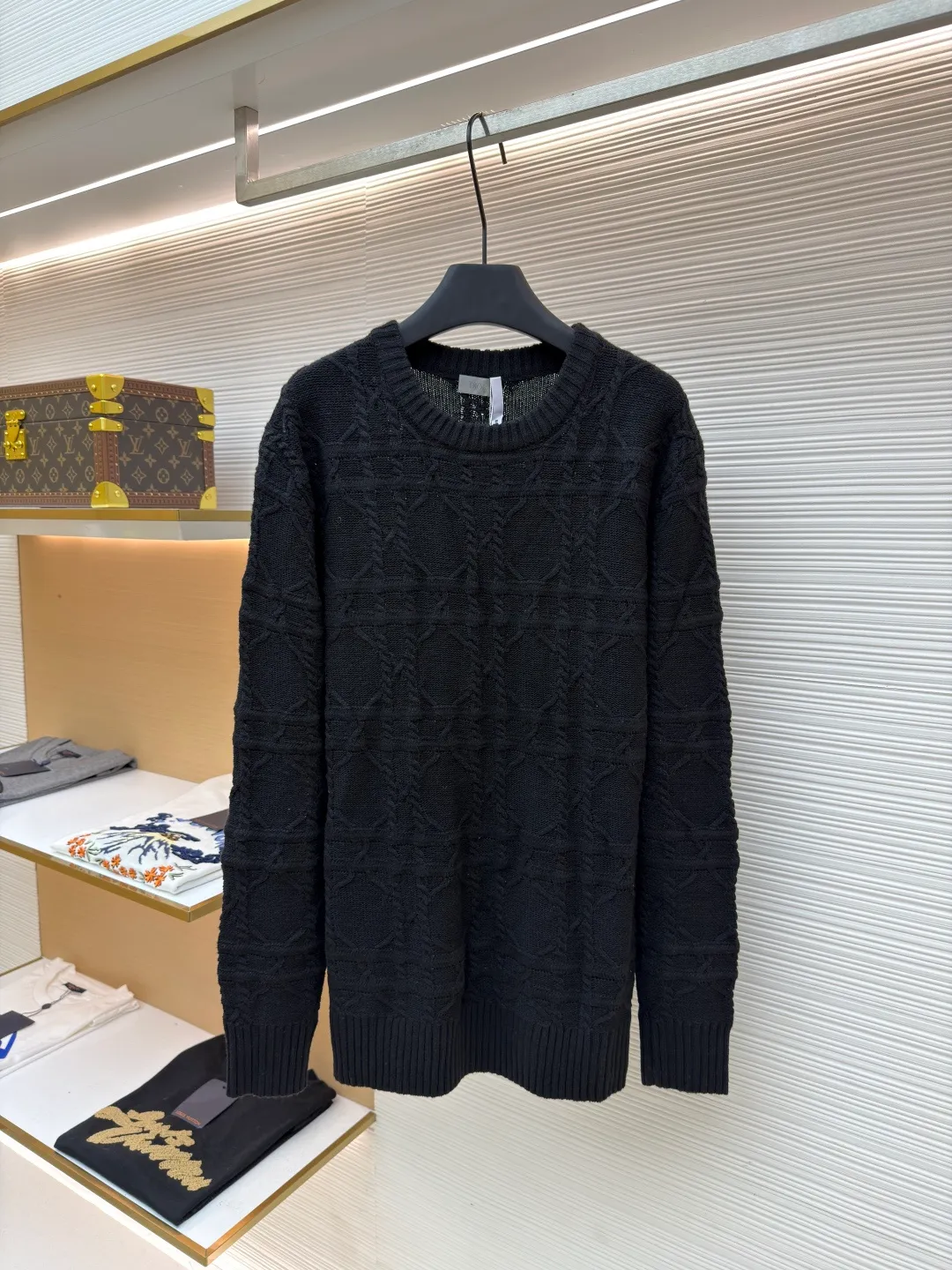 DIOR cashmere fabric cannage pattern sweater ●Original version: 22000 purchased and developed ●Item number: 1681446-B40 ●Fabric: wool blended fabric ●Technology: knitted ●Color: black ●Version: fitted version ●Weight: about 655 grams ●Size: S-M-L-XL ●Description: This sweater is made of high-quality wool blended fabric and uses precision jacquard knitting technology to present the brand's iconic texture pattern, which is soft to the touch and has excellent warmth retention. The round neck structure is processed by overlocking technology, and the neckline fits the neck and is not easily deformed. The overall knitting process adopts high-density weaving method, the jacquard texture is three-dimensional and uniform, and the body is smooth without missing stitches. From fabric selection to detailed control of jacquard craftsmanship, every process reflects Dior's ultimate pursuit of craftsmanship precision and luxurious style. It not only retains the classic warmth of knitted sweaters, but also demonstrates the brand's high recognition through unique jacquard design. It is a fusion of knitting craftsmanship and high-end fashion design. The overall wiring is straight and delicate, the fabric is comfortable and soft, and the color is consistent without color difference. It can be matched with the same style to create a fashionable look and control various occasions. Customized accessories, complete with three standards, same style for men and women!