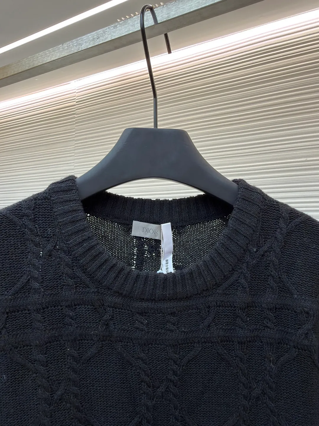 DIOR cashmere fabric cannage pattern sweater ●Original version: 22000 purchased and developed ●Item number: 1681446-B40 ●Fabric: wool blended fabric ●Technology: knitted ●Color: black ●Version: fitted version ●Weight: about 655 grams ●Size: S-M-L-XL ●Description: This sweater is made of high-quality wool blended fabric and uses precision jacquard knitting technology to present the brand's iconic texture pattern, which is soft to the touch and has excellent warmth retention. The round neck structure is processed by overlocking technology, and the neckline fits the neck and is not easily deformed. The overall knitting process adopts high-density weaving method, the jacquard texture is three-dimensional and uniform, and the body is smooth without missing stitches. From fabric selection to detailed control of jacquard craftsmanship, every process reflects Dior's ultimate pursuit of craftsmanship precision and luxurious style. It not only retains the classic warmth of knitted sweaters, but also demonstrates the brand's high recognition through unique jacquard design. It is a fusion of knitting craftsmanship and high-end fashion design. The overall wiring is straight and delicate, the fabric is comfortable and soft, and the color is consistent without color difference. It can be matched with the same style to create a fashionable look and control various occasions. Customized accessories, complete with three standards, same style for men and women!