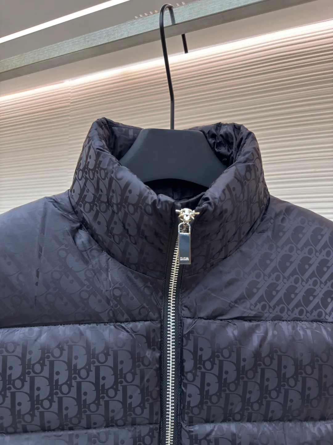 Dior oblique dark pattern old flower stand collar vest ●Original version: purchased and developed by 25535 ●Item number: 1680765-B90 ●Fabric: down fabric ●Technology: full-width jacquard production ●Version: fitted version ●Weight: about 690 grams ●Size: 46-48-50-52-54-56 ●Description: This is a down with ultra-complex craftsmanship. The customization cycle of the fabric is as long as 50 days. Based on the original fabric, laser jacquard makes the whole piece concave and convex, with a stronger three-dimensional effect and a more obvious 3D effect. ✨This fabric has a good hand feel, and the dark pattern presbyopia on it is very low-key. The fabric shows a dark luster and is extremely waterproof! The real texture is more perfect, custom-woven high-density satin nylon material and dark jacquard weave, simple and refreshing, thick and fluffy, super three-proof fabric, waterproof, stain-proof and dust-proof! ✨ Full-width jacquard LOGO, ultra-high-end luxury and style. The handsomeness and eye-catching index of the upper body are absolutely NO. 1. Fully custom-woven jacquard LOGO technology fabric, high-density polyester fiber. It is a new type of heat-insulating and light-weight fabric. It has a light texture, delicate and soft warmth and breathability. Especially the LOGO jacquard produces different light and dark interweaving under different lights! The overall wiring is straight and delicate, the fabric is comfortable and soft, and the color is consistent without color difference. It can be matched with the same style to create a fashionable look and control various occasions. Customized accessories, complete with three standards, same style for men and women!