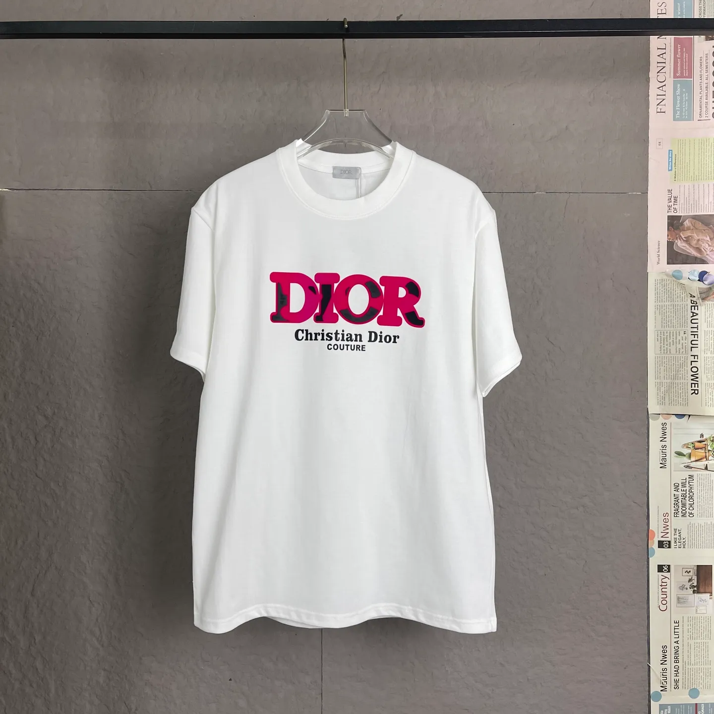 🅿️170 /C16 DIOR 300 high gram weight three-dimensional glue technology Exclusively for the new original men's casual short sleeves High-end customization High version Fashionable and versatile Imported fabrics Super soft and delicate feel Skin-friendly and comfortable to wear High-end boutique High-temperature washing process to ensure no deformation or shrinkage, summer wear, a comfortable and beautiful value! A must-have item for beauty and age reduction! Super fine and smooth surface, uniform, delicate and soft It is comfortable to wear and can easily create a cool summer look. It is easy to handle on the upper body and becomes the focus of the street in minutes. Size: S-XL Color: Black, White, Gray