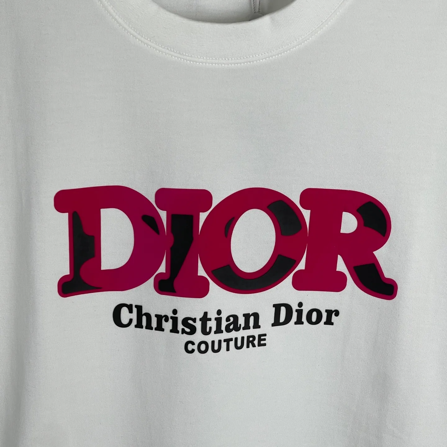 🅿️170 /C16 DIOR 300 high gram weight three-dimensional glue technology Exclusively for the new original men's casual short sleeves High-end customization High version Fashionable and versatile Imported fabrics Super soft and delicate feel Skin-friendly and comfortable to wear High-end boutique High-temperature washing process to ensure no deformation or shrinkage, summer wear, a comfortable and beautiful value! A must-have item for beauty and age reduction! Super fine and smooth surface, uniform, delicate and soft It is comfortable to wear and can easily create a cool summer look. It is easy to handle on the upper body and becomes the focus of the street in minutes. Size: S-XL Color: Black, White, Gray