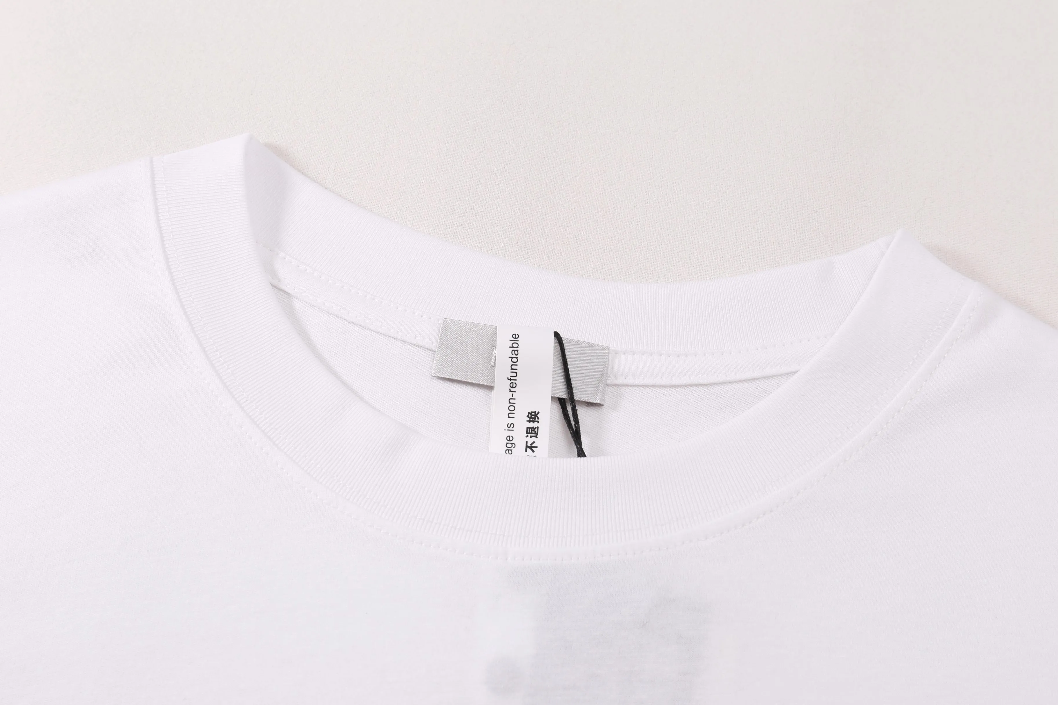 🅿️170 Correct version of high-quality DI0R new flocked logo printed round neck short-sleeved T-shirt. Made of 50s double-ply long-staple cotton plain fabric, treated with dust-free wool processing to give a smooth and soft cotton feel. The front panel is flocked and printed with a hand-made platen screen. The bottom layer is coated with anti-sublimation liquid and then scraped with flocking slurry. The pile is made of 0.2mm high viscose velvet. Two-color pile is mixed. The bottom of the cage cover is electrostatic flocking process. Multiple printing tests are carried out to test the flocking operation time. The number and density of the pile are controlled to ensure that the visual effect is consistent with the original. SIZE: XS S M L