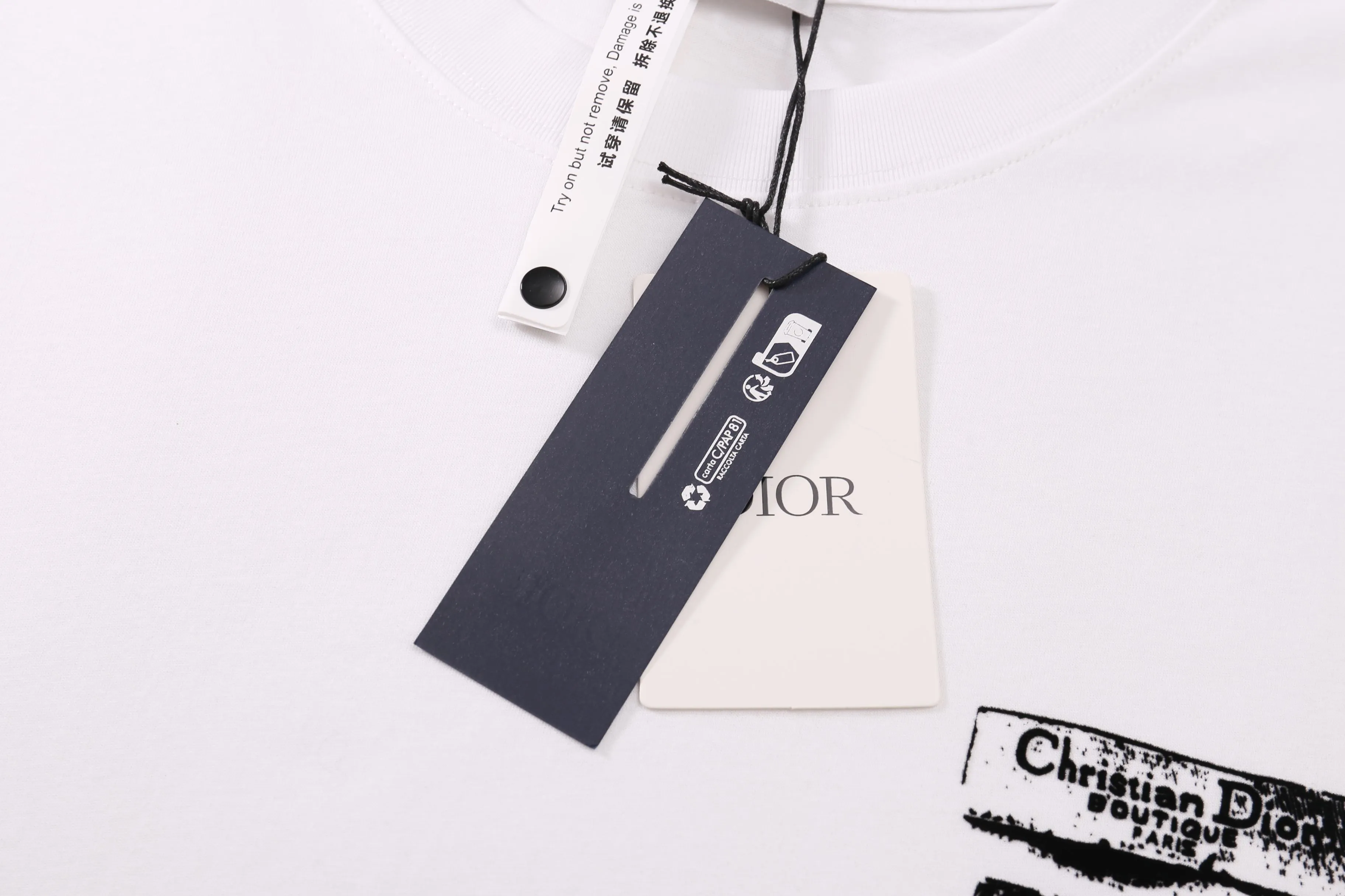 🅿️170 Correct version of high-quality DI0R new flocked logo printed round neck short-sleeved T-shirt. Made of 50s double-ply long-staple cotton plain fabric, treated with dust-free wool processing to give a smooth and soft cotton feel. The front panel is flocked and printed with a hand-made platen screen. The bottom layer is coated with anti-sublimation liquid and then scraped with flocking slurry. The pile is made of 0.2mm high viscose velvet. Two-color pile is mixed. The bottom of the cage cover is electrostatic flocking process. Multiple printing tests are carried out to test the flocking operation time. The number and density of the pile are controlled to ensure that the visual effect is consistent with the original. SIZE: XS S M L