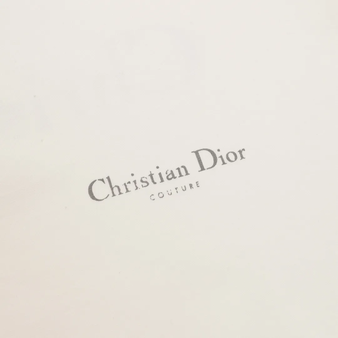 🅿️380 Dior/Dior classic front and back printed letter long sleeves made of customized fabrics. DuPont Sorona material is added, which is skin-friendly, long-lasting antibacterial, anti-mite, and more washable. The cotton thread has been repeatedly processed to remove inferior coarse fibers and impurities, leaving only high-quality cotton fibers, making the fabric more advanced and classy. Environmentally friendly polishing enzyme technology gives the fabric a clean appearance and clear texture. Fine workmanship, compare with the counters! A highly recognizable long-sleeved style with great upper body effect!!! Super versatile! Same style for men and women. Color: black, white Size: S-XL