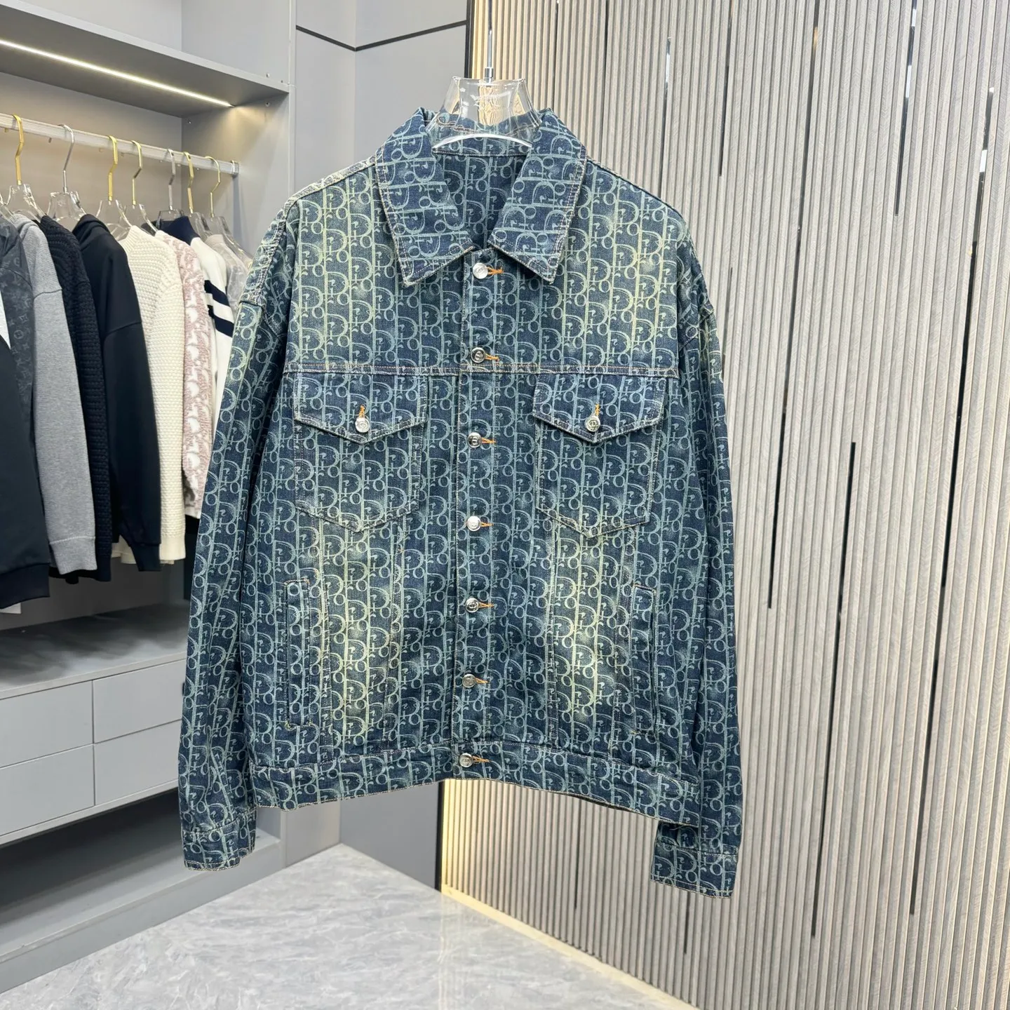 🅿️380 CD Dior denim jacket, washed blue color, same style for men and women, loose fit. This product uses beaded sail fabric. The beaded sail fabric treated with a special washing process not only retains its original toughness, but also gives it a softer and more comfortable touch. The fabric is as gentle against the skin as a spring breeze. The beaded sail fabric has a unique retro charm, which becomes more rustic and natural after washing. Whether it is production or design, it can show the classic retro style, which is hard to put down. The washed beaded sail fabric has good breathability and moisture absorption, keeping you dry and comfortable even in the hot summer. At the same time, its thermal insulation properties also make it an ideal choice for autumn and winter. Same size for men and women. Size: S-XL