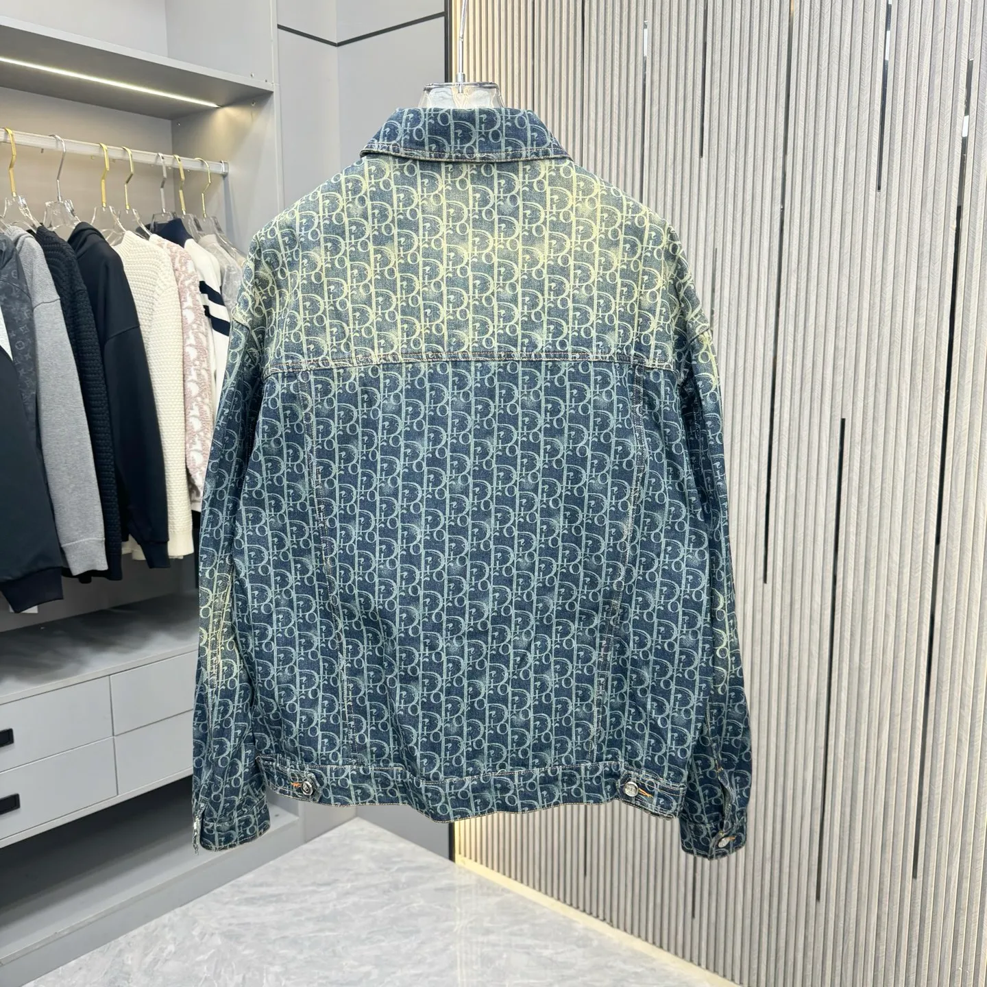 🅿️380 CD Dior denim jacket, washed blue color, same style for men and women, loose fit. This product uses beaded sail fabric. The beaded sail fabric treated with a special washing process not only retains its original toughness, but also gives it a softer and more comfortable touch. The fabric is as gentle against the skin as a spring breeze. The beaded sail fabric has a unique retro charm, which becomes more rustic and natural after washing. Whether it is production or design, it can show the classic retro style, which is hard to put down. The washed beaded sail fabric has good breathability and moisture absorption, keeping you dry and comfortable even in the hot summer. At the same time, its thermal insulation properties also make it an ideal choice for autumn and winter. Same size for men and women. Size: S-XL