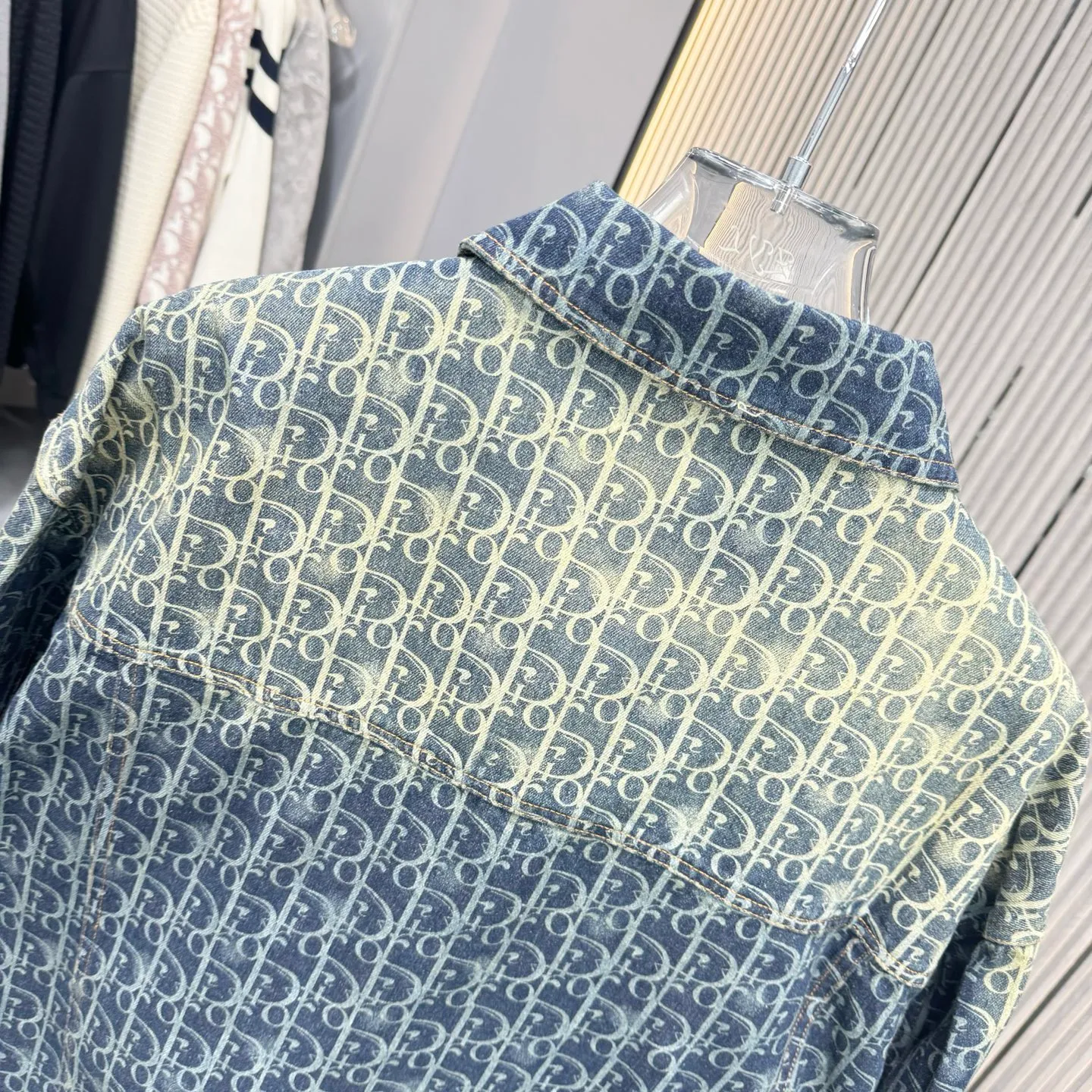 🅿️380 CD Dior denim jacket, washed blue color, same style for men and women, loose fit. This product uses beaded sail fabric. The beaded sail fabric treated with a special washing process not only retains its original toughness, but also gives it a softer and more comfortable touch. The fabric is as gentle against the skin as a spring breeze. The beaded sail fabric has a unique retro charm, which becomes more rustic and natural after washing. Whether it is production or design, it can show the classic retro style, which is hard to put down. The washed beaded sail fabric has good breathability and moisture absorption, keeping you dry and comfortable even in the hot summer. At the same time, its thermal insulation properties also make it an ideal choice for autumn and winter. Same size for men and women. Size: S-XL