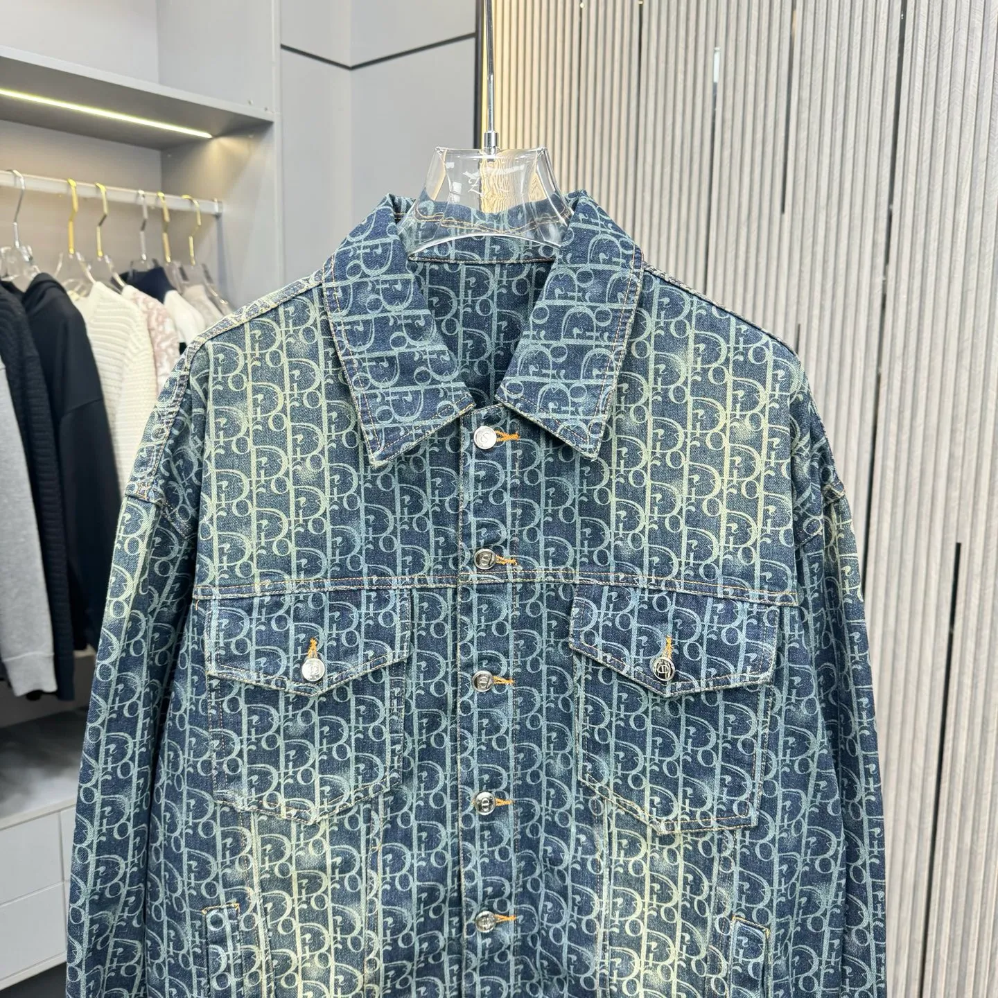 🅿️380 CD Dior denim jacket, washed blue color, same style for men and women, loose fit. This product uses beaded sail fabric. The beaded sail fabric treated with a special washing process not only retains its original toughness, but also gives it a softer and more comfortable touch. The fabric is as gentle against the skin as a spring breeze. The beaded sail fabric has a unique retro charm, which becomes more rustic and natural after washing. Whether it is production or design, it can show the classic retro style, which is hard to put down. The washed beaded sail fabric has good breathability and moisture absorption, keeping you dry and comfortable even in the hot summer. At the same time, its thermal insulation properties also make it an ideal choice for autumn and winter. Same size for men and women. Size: S-XL
