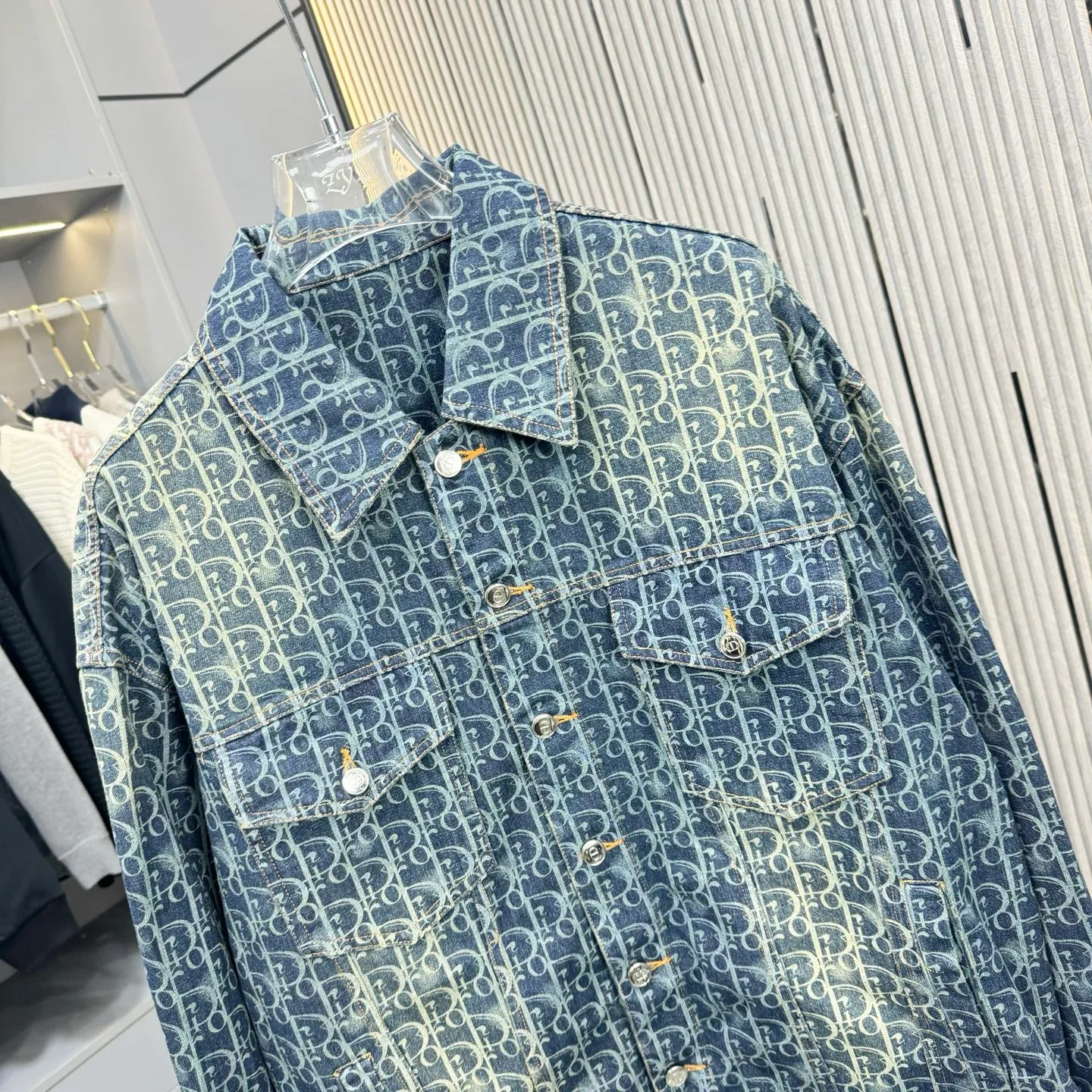 🅿️380 CD Dior denim jacket, washed blue color, same style for men and women, loose fit. This product uses beaded sail fabric. The beaded sail fabric treated with a special washing process not only retains its original toughness, but also gives it a softer and more comfortable touch. The fabric is as gentle against the skin as a spring breeze. The beaded sail fabric has a unique retro charm, which becomes more rustic and natural after washing. Whether it is production or design, it can show the classic retro style, which is hard to put down. The washed beaded sail fabric has good breathability and moisture absorption, keeping you dry and comfortable even in the hot summer. At the same time, its thermal insulation properties also make it an ideal choice for autumn and winter. Same size for men and women. Size: S-XL