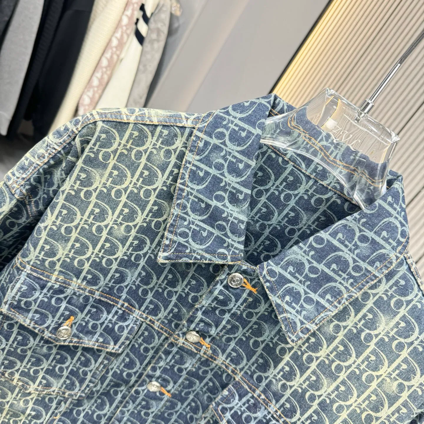 🅿️380 CD Dior denim jacket, washed blue color, same style for men and women, loose fit. This product uses beaded sail fabric. The beaded sail fabric treated with a special washing process not only retains its original toughness, but also gives it a softer and more comfortable touch. The fabric is as gentle against the skin as a spring breeze. The beaded sail fabric has a unique retro charm, which becomes more rustic and natural after washing. Whether it is production or design, it can show the classic retro style, which is hard to put down. The washed beaded sail fabric has good breathability and moisture absorption, keeping you dry and comfortable even in the hot summer. At the same time, its thermal insulation properties also make it an ideal choice for autumn and winter. Same size for men and women. Size: S-XL