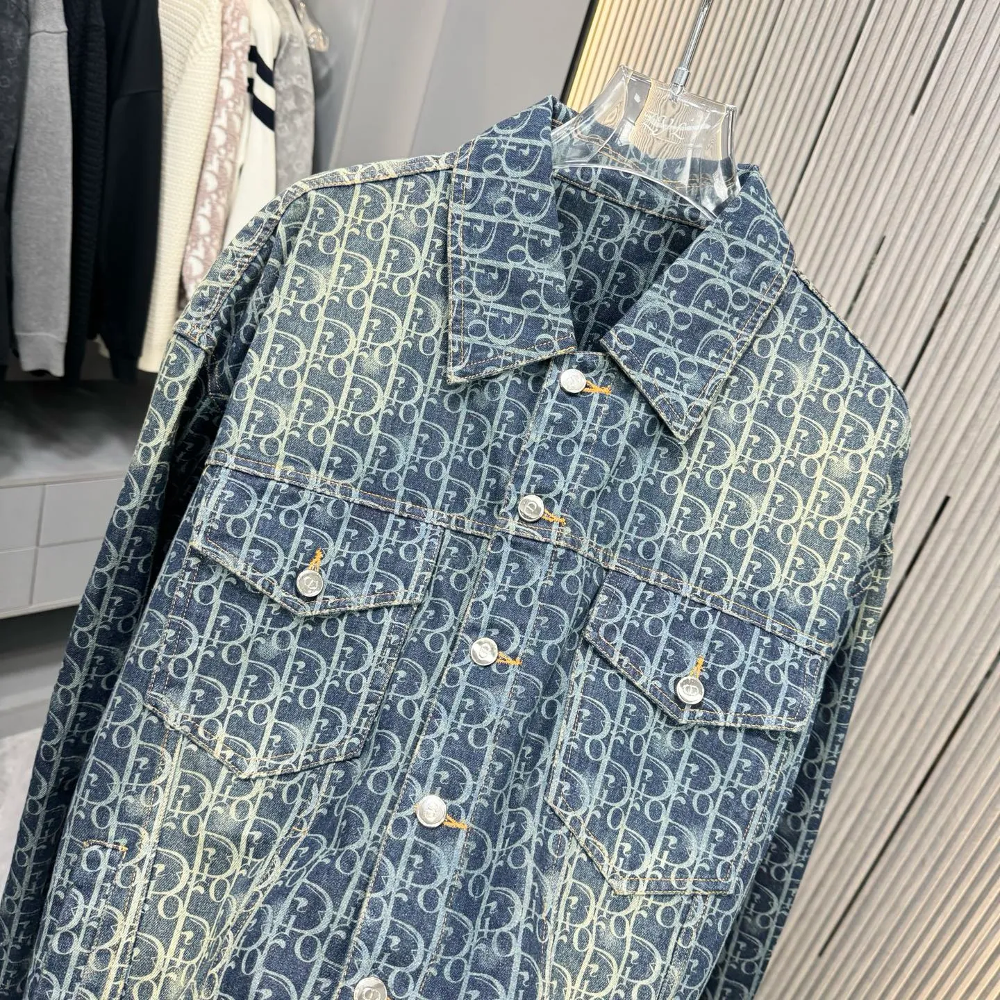 🅿️380 CD Dior denim jacket, washed blue color, same style for men and women, loose fit. This product uses beaded sail fabric. The beaded sail fabric treated with a special washing process not only retains its original toughness, but also gives it a softer and more comfortable touch. The fabric is as gentle against the skin as a spring breeze. The beaded sail fabric has a unique retro charm, which becomes more rustic and natural after washing. Whether it is production or design, it can show the classic retro style, which is hard to put down. The washed beaded sail fabric has good breathability and moisture absorption, keeping you dry and comfortable even in the hot summer. At the same time, its thermal insulation properties also make it an ideal choice for autumn and winter. Same size for men and women. Size: S-XL