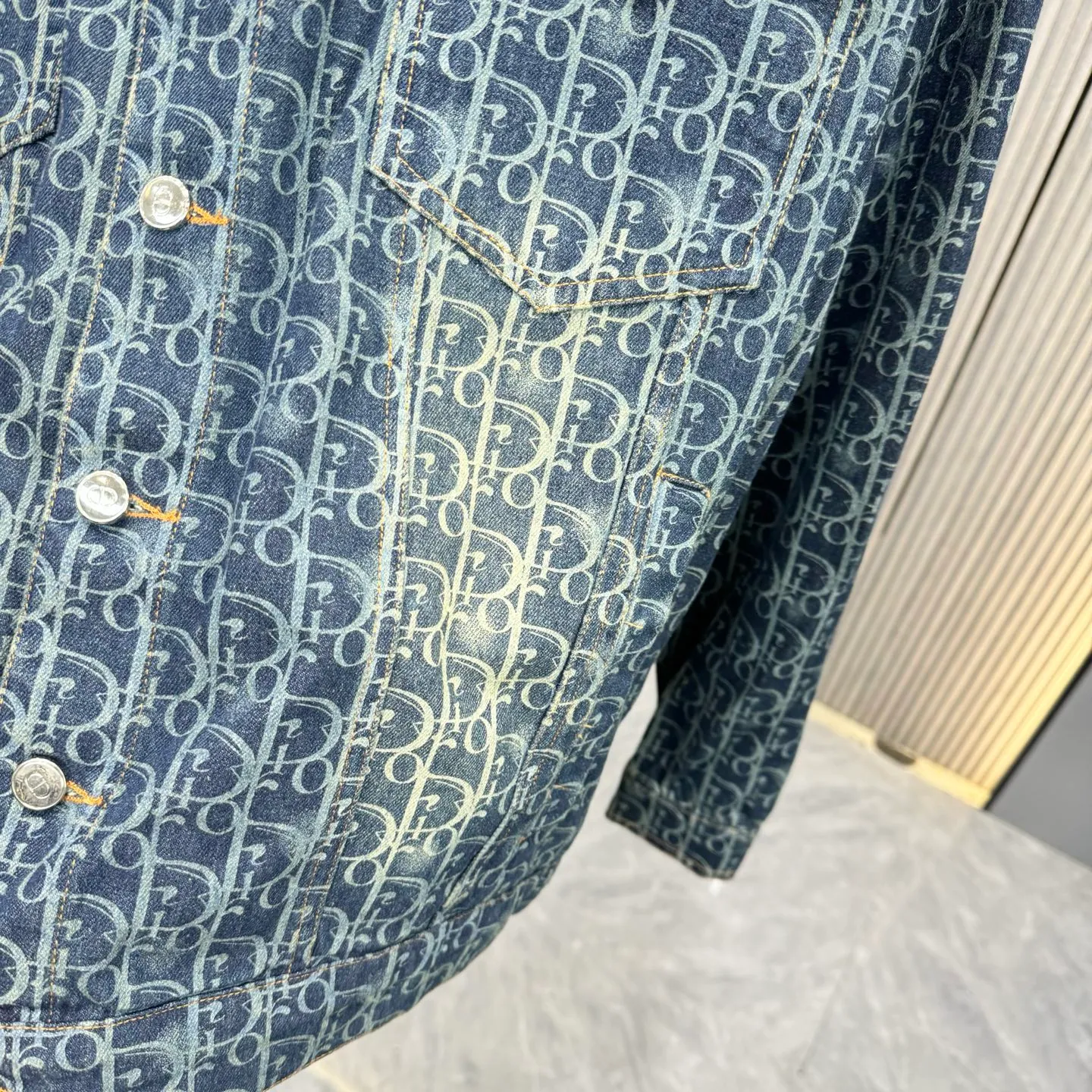 🅿️380 CD Dior denim jacket, washed blue color, same style for men and women, loose fit. This product uses beaded sail fabric. The beaded sail fabric treated with a special washing process not only retains its original toughness, but also gives it a softer and more comfortable touch. The fabric is as gentle against the skin as a spring breeze. The beaded sail fabric has a unique retro charm, which becomes more rustic and natural after washing. Whether it is production or design, it can show the classic retro style, which is hard to put down. The washed beaded sail fabric has good breathability and moisture absorption, keeping you dry and comfortable even in the hot summer. At the same time, its thermal insulation properties also make it an ideal choice for autumn and winter. Same size for men and women. Size: S-XL