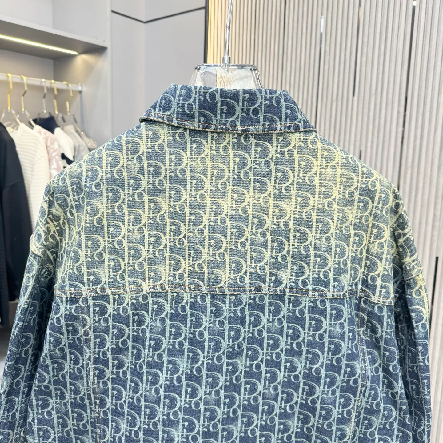 🅿️380 CD Dior denim jacket, washed blue color, same style for men and women, loose fit. This product uses beaded sail fabric. The beaded sail fabric treated with a special washing process not only retains its original toughness, but also gives it a softer and more comfortable touch. The fabric is as gentle against the skin as a spring breeze. The beaded sail fabric has a unique retro charm, which becomes more rustic and natural after washing. Whether it is production or design, it can show the classic retro style, which is hard to put down. The washed beaded sail fabric has good breathability and moisture absorption, keeping you dry and comfortable even in the hot summer. At the same time, its thermal insulation properties also make it an ideal choice for autumn and winter. Same size for men and women. Size: S-XL
