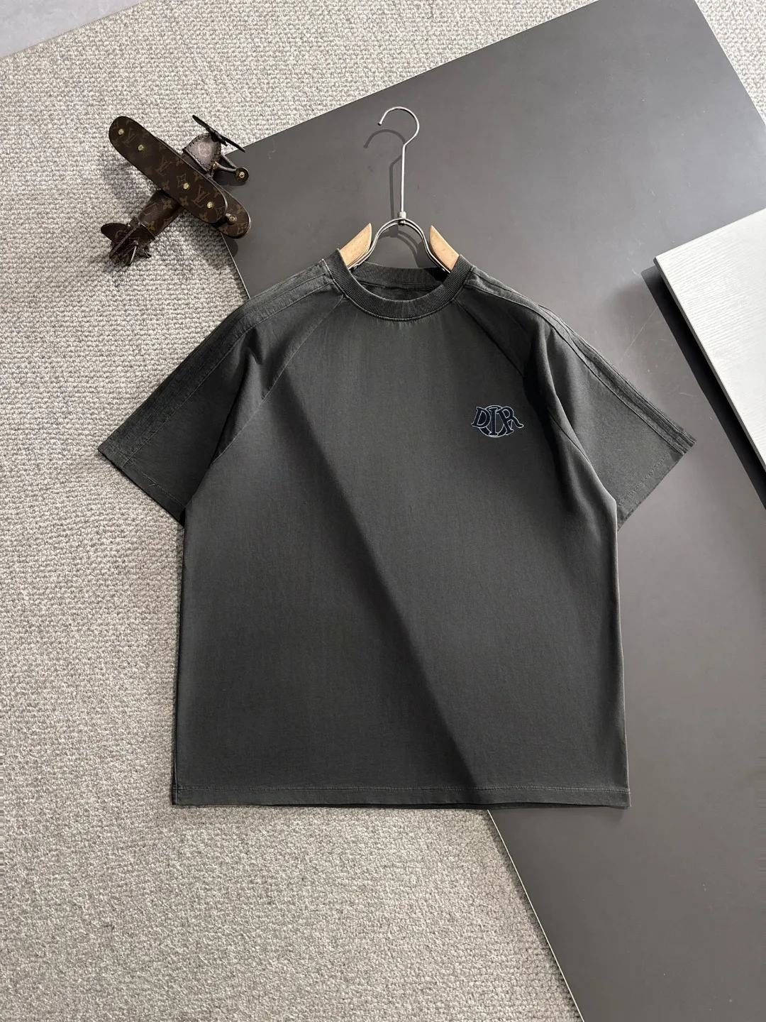 🅿️270 shipped next day. High quality DIOR Dior 2025 spring and summer new men's batik washed short-sleeved T-shirt. Made of combed heavy weight washed double yarn fabric. The high-strength fabric feels full of weight when weighed. The upper body is also more textured than ordinary T-shirts and is not easy to deform. This texture can cope with the weather. It is sweat-absorbent and breathable, suitable for both hot and cold! Perfectly produced with reference to the original stitch and stitch! Loose fit design, looks noble. Sizes: S to XXL