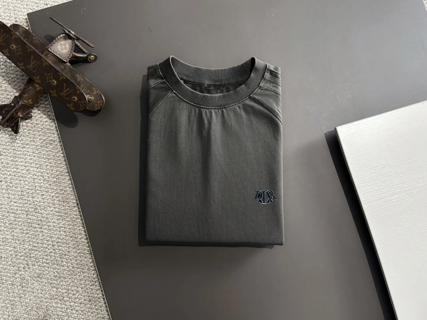 🅿️270 shipped next day. High quality DIOR Dior 2025 spring and summer new men's batik washed short-sleeved T-shirt. Made of combed heavy weight washed double yarn fabric. The high-strength fabric feels full of weight when weighed. The upper body is also more textured than ordinary T-shirts and is not easy to deform. This texture can cope with the weather. It is sweat-absorbent and breathable, suitable for both hot and cold! Perfectly produced with reference to the original stitch and stitch! Loose fit design, looks noble. Sizes: S to XXL
