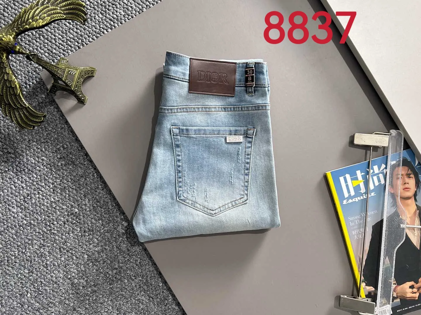 🅿️400 Dior 2025 summer slim jeans trousers, woven from imported Japanese Denim plain cotton denim fabric, complete with three standards, simple yet elegant, soft, delicate and comfortable, versatile and fashionable on the upper body! Light luxury, a must-have item for daily commuting! 8837 code number: 28-38 (please state your height and weight when placing an order)