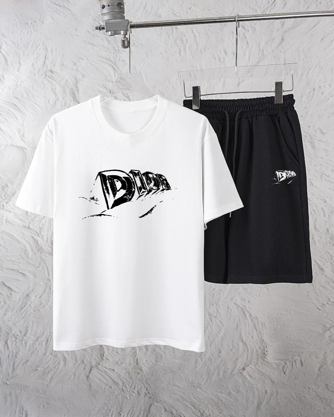 🅿️300 Dior Exclusively provides new trendy men’s fashionable round neck short-sleeved shorts suits, trendy and fashionable casual short-sleeved suits! It has high breathability and comfort, impeccable details, and brand element design concept, reflecting high quality. It presents a casual cut and the upper body shape is great! Material: 250g Xinjiang long-staple cotton short sleeves + 360g pure cotton terry shorts Size: S M L Due to manual measurement, there is a deviation of about 1-3CM in size.