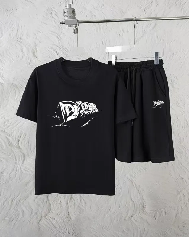 🅿️300 Dior Exclusively provides new trendy men’s fashionable round neck short-sleeved shorts suits, trendy and fashionable casual short-sleeved suits! It has high breathability and comfort, impeccable details, and brand element design concept, reflecting high quality. It presents a casual cut and the upper body shape is great! Material: 250g Xinjiang long-staple cotton short sleeves + 360g pure cotton terry shorts Size: S M L Due to manual measurement, there is a deviation of about 1-3CM in size.