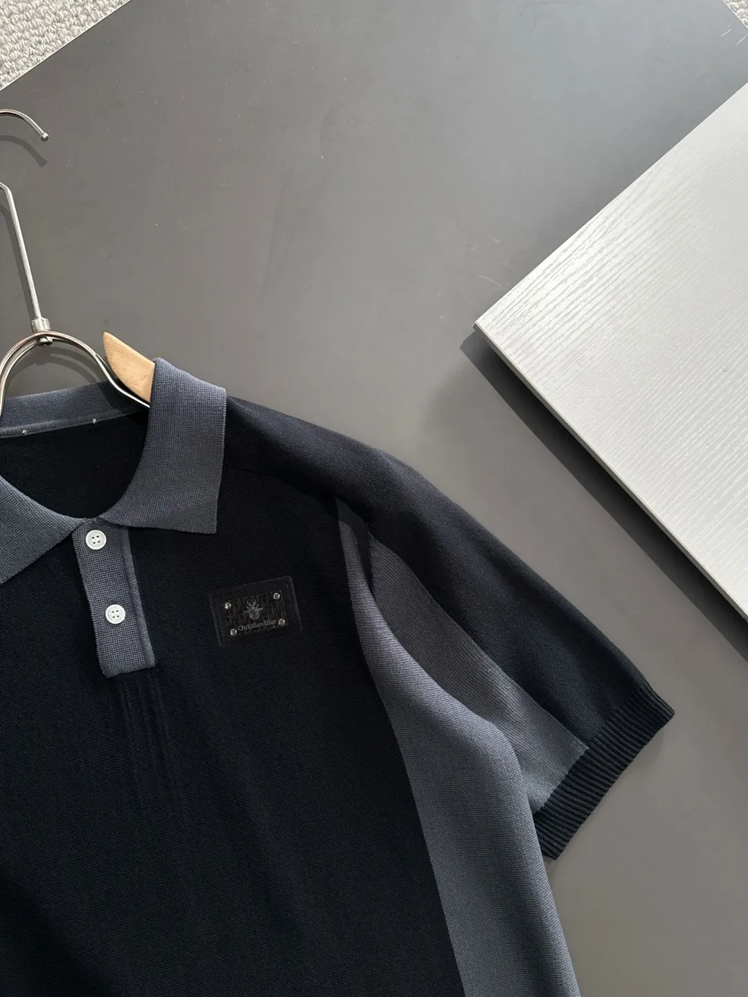 🅿️330 shipped next day. High quality Dior 2025 spring and summer new men's lapel short-sleeved T-shirt. Made of combed cotton yarn knitted cotton fabric. Pure cotton high-weight special yarn. It feels heavy when weighed. The upper body is also more textured than ordinary T-shirts. This texture can cope with the weather easily and is suitable for both hot and cold! The pattern on the chest adopts three-dimensional embroidery technology, and is perfectly produced stitch by stitch with reference to the original version! Loose fit design, looks noble. Size: M to XXXL