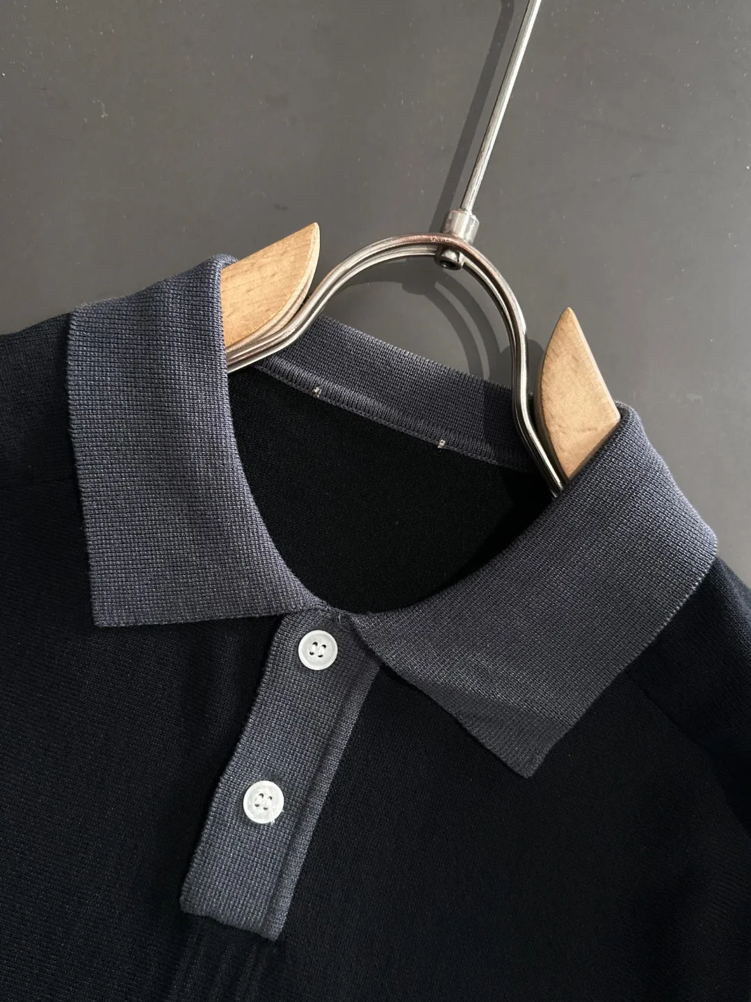 🅿️330 shipped next day. High quality Dior 2025 spring and summer new men's lapel short-sleeved T-shirt. Made of combed cotton yarn knitted cotton fabric. Pure cotton high-weight special yarn. It feels heavy when weighed. The upper body is also more textured than ordinary T-shirts. This texture can cope with the weather easily and is suitable for both hot and cold! The pattern on the chest adopts three-dimensional embroidery technology, and is perfectly produced stitch by stitch with reference to the original version! Loose fit design, looks noble. Size: M to XXXL