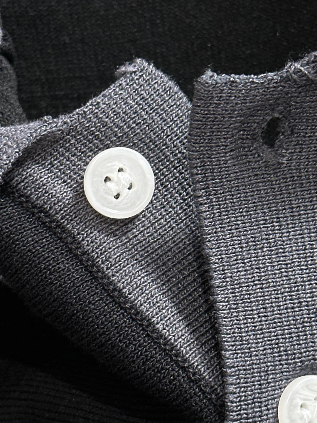 🅿️330 shipped next day. High quality Dior 2025 spring and summer new men's lapel short-sleeved T-shirt. Made of combed cotton yarn knitted cotton fabric. Pure cotton high-weight special yarn. It feels heavy when weighed. The upper body is also more textured than ordinary T-shirts. This texture can cope with the weather easily and is suitable for both hot and cold! The pattern on the chest adopts three-dimensional embroidery technology, and is perfectly produced stitch by stitch with reference to the original version! Loose fit design, looks noble. Size: M to XXXL