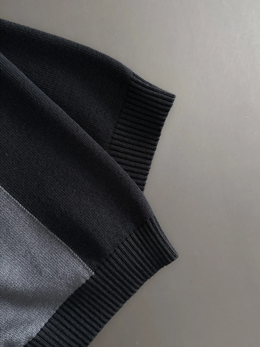 🅿️330 shipped next day. High quality Dior 2025 spring and summer new men's lapel short-sleeved T-shirt. Made of combed cotton yarn knitted cotton fabric. Pure cotton high-weight special yarn. It feels heavy when weighed. The upper body is also more textured than ordinary T-shirts. This texture can cope with the weather easily and is suitable for both hot and cold! The pattern on the chest adopts three-dimensional embroidery technology, and is perfectly produced stitch by stitch with reference to the original version! Loose fit design, looks noble. Size: M to XXXL