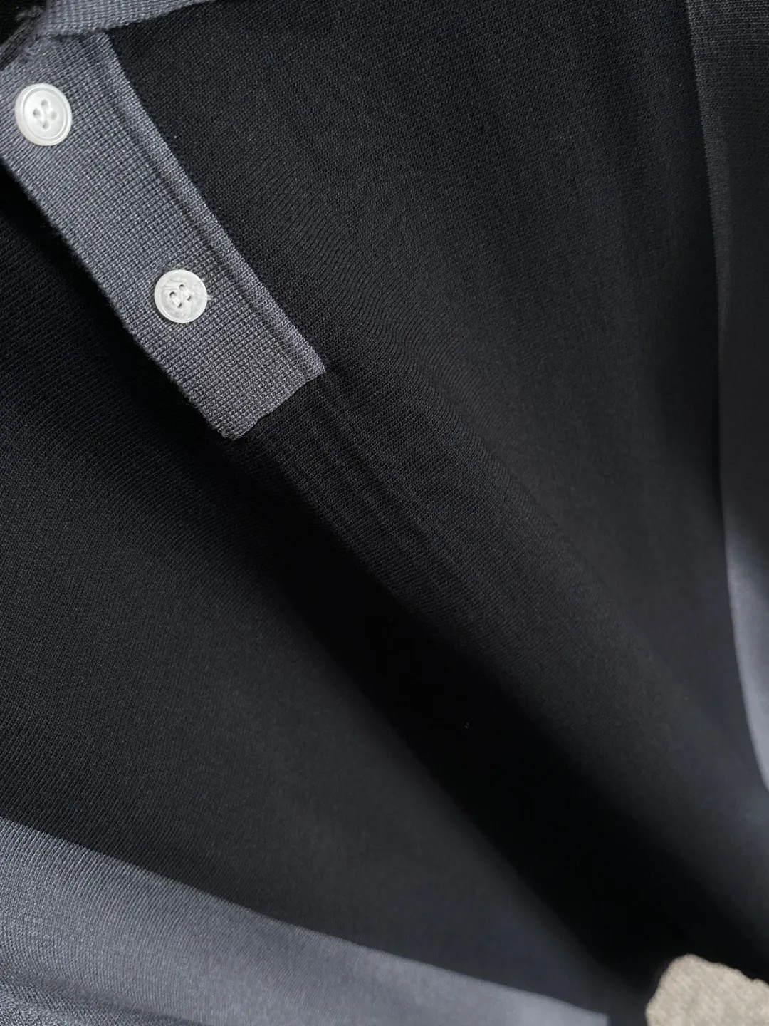 🅿️330 shipped next day. High quality Dior 2025 spring and summer new men's lapel short-sleeved T-shirt. Made of combed cotton yarn knitted cotton fabric. Pure cotton high-weight special yarn. It feels heavy when weighed. The upper body is also more textured than ordinary T-shirts. This texture can cope with the weather easily and is suitable for both hot and cold! The pattern on the chest adopts three-dimensional embroidery technology, and is perfectly produced stitch by stitch with reference to the original version! Loose fit design, looks noble. Size: M to XXXL