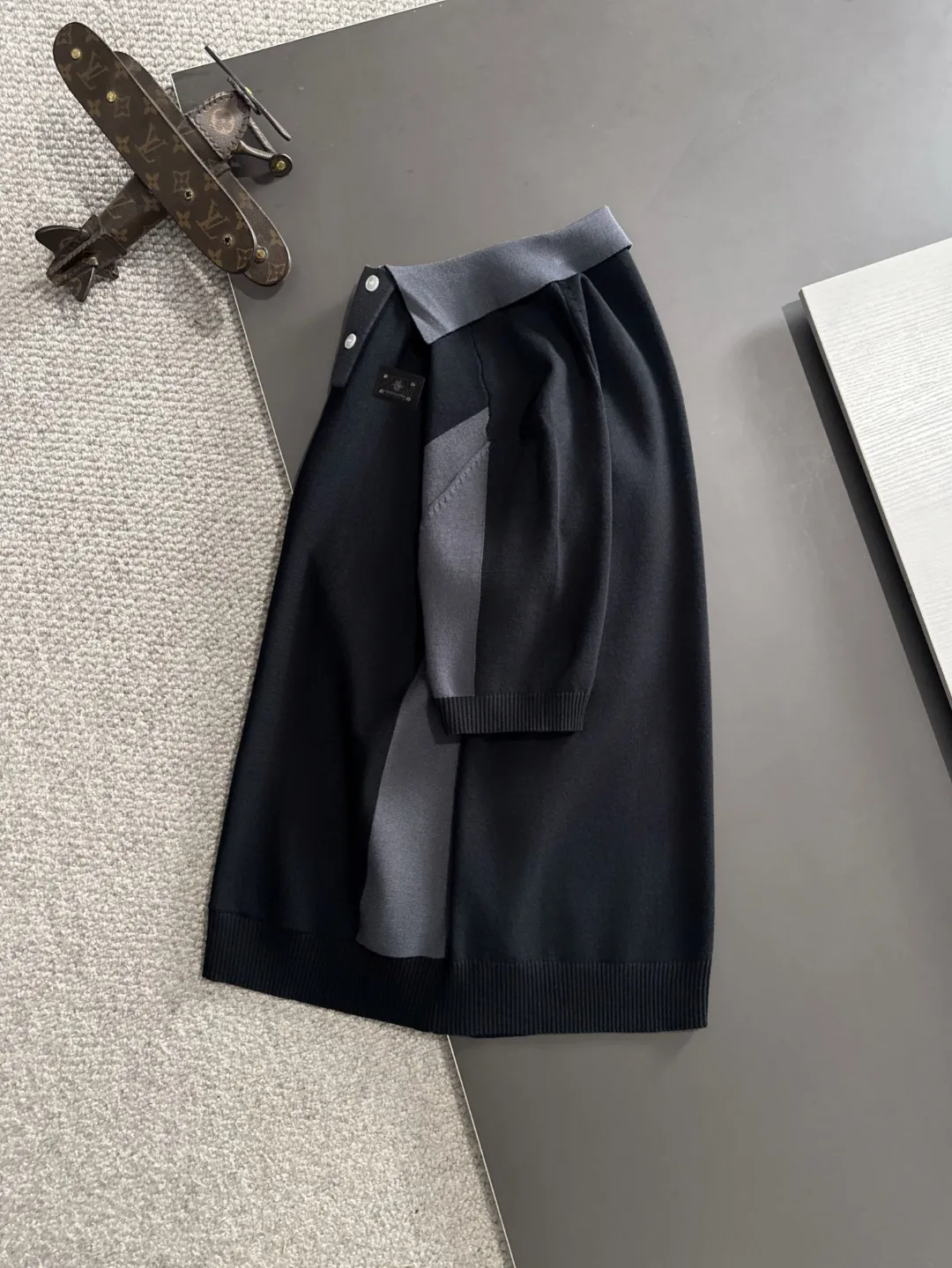 🅿️330 shipped next day. High quality Dior 2025 spring and summer new men's lapel short-sleeved T-shirt. Made of combed cotton yarn knitted cotton fabric. Pure cotton high-weight special yarn. It feels heavy when weighed. The upper body is also more textured than ordinary T-shirts. This texture can cope with the weather easily and is suitable for both hot and cold! The pattern on the chest adopts three-dimensional embroidery technology, and is perfectly produced stitch by stitch with reference to the original version! Loose fit design, looks noble. Size: M to XXXL