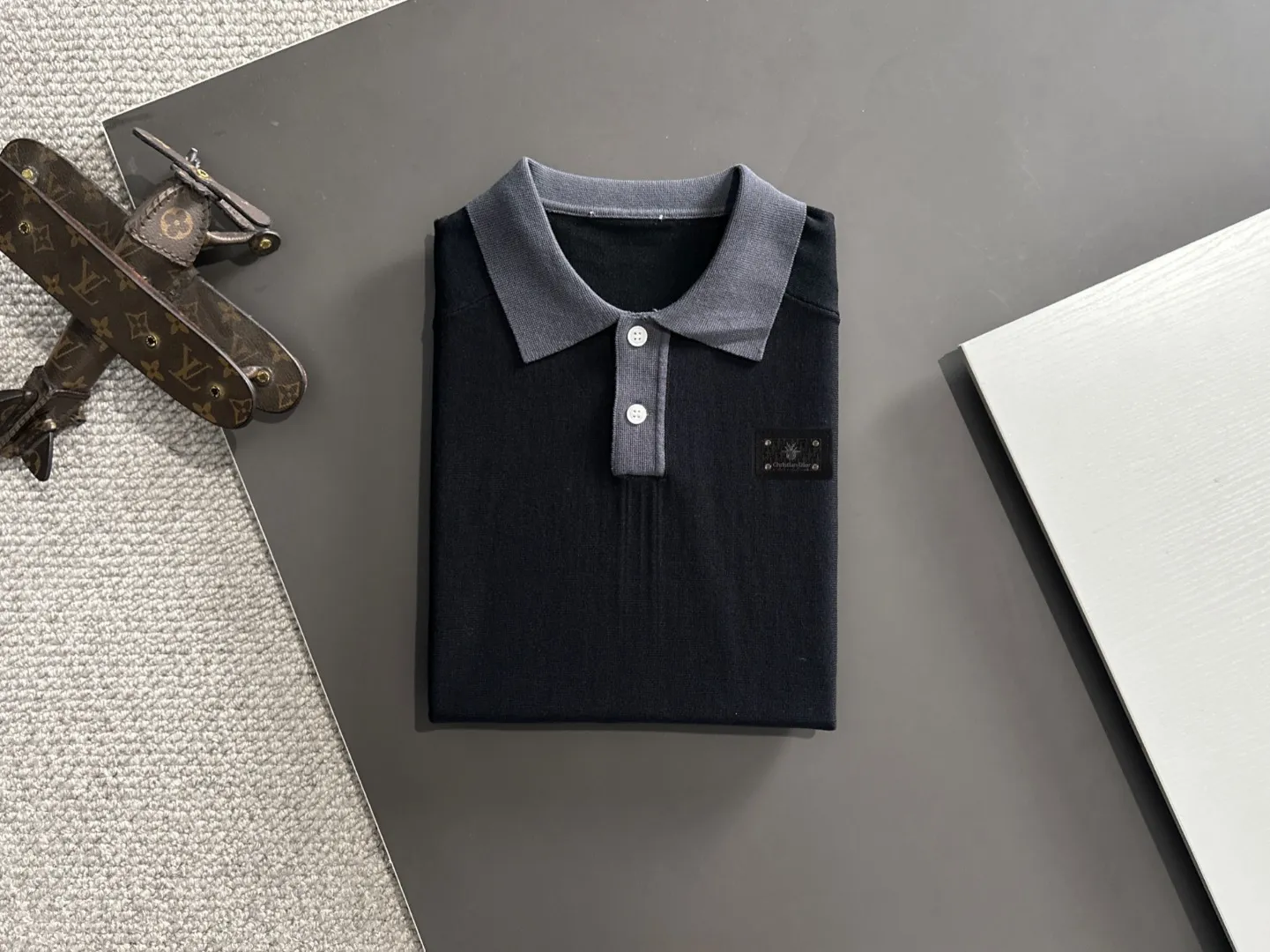 🅿️330 shipped next day. High quality Dior 2025 spring and summer new men's lapel short-sleeved T-shirt. Made of combed cotton yarn knitted cotton fabric. Pure cotton high-weight special yarn. It feels heavy when weighed. The upper body is also more textured than ordinary T-shirts. This texture can cope with the weather easily and is suitable for both hot and cold! The pattern on the chest adopts three-dimensional embroidery technology, and is perfectly produced stitch by stitch with reference to the original version! Loose fit design, looks noble. Size: M to XXXL