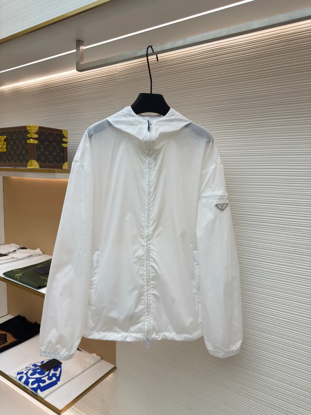 Prada functional zipper jacket ●Authentic product: Purchased and developed for 16700 ●Item number: 1680567-B20 ●Fabric: nylon fabric ●Technology: Positioning cutting machine ●Version: fitted version ●Weight: about 320 grams ●Size: S-M-L-XL ●Description: Customized and elegant light and strong regenerated nylon silk, as light as feathers, comfortable and close to the skin, with olive green as the main color, occupying a place with its unique calmness and elegance The tailoring is neat and generous, the lines are smooth and natural, the exquisite triangle logo on the side blooms the brand charm, simple yet elegant, the hood flutters gently, adding a sense of agility and elegance to the overall shape. With its unique flexible switching design of the clothing bag, it has become a model of the perfect integration of fashion and function. The custom pattern template machine is sewn. The sewing line is precisely controlled by the pattern machine to ensure the precise positioning of the Prada triangle mark. The fine sewing of the label and the edge of the jacket forms a subtle transition, and the template machine opens the bag. Preset templates guide the position, shape and size of the bag opening. Accuracy ensures the quality of the bag opening effect. The overall wiring is straight and delicate, the fabric is comfortable and soft, and the color is consistent without color difference. It can be matched with the same style to create a fashionable look and control various occasions. Customized accessories, complete with three standards, same style for men and women!