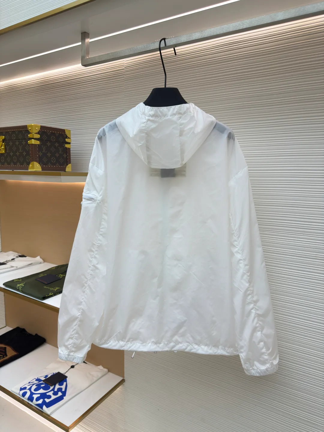 Prada functional zipper jacket ●Authentic product: Purchased and developed for 16700 ●Item number: 1680567-B20 ●Fabric: nylon fabric ●Technology: Positioning cutting machine ●Version: fitted version ●Weight: about 320 grams ●Size: S-M-L-XL ●Description: Customized and elegant light and strong regenerated nylon silk, as light as feathers, comfortable and close to the skin, with olive green as the main color, occupying a place with its unique calmness and elegance The tailoring is neat and generous, the lines are smooth and natural, the exquisite triangle logo on the side blooms the brand charm, simple yet elegant, the hood flutters gently, adding a sense of agility and elegance to the overall shape. With its unique flexible switching design of the clothing bag, it has become a model of the perfect integration of fashion and function. The custom pattern template machine is sewn. The sewing line is precisely controlled by the pattern machine to ensure the precise positioning of the Prada triangle mark. The fine sewing of the label and the edge of the jacket forms a subtle transition, and the template machine opens the bag. Preset templates guide the position, shape and size of the bag opening. Accuracy ensures the quality of the bag opening effect. The overall wiring is straight and delicate, the fabric is comfortable and soft, and the color is consistent without color difference. It can be matched with the same style to create a fashionable look and control various occasions. Customized accessories, complete with three standards, same style for men and women!