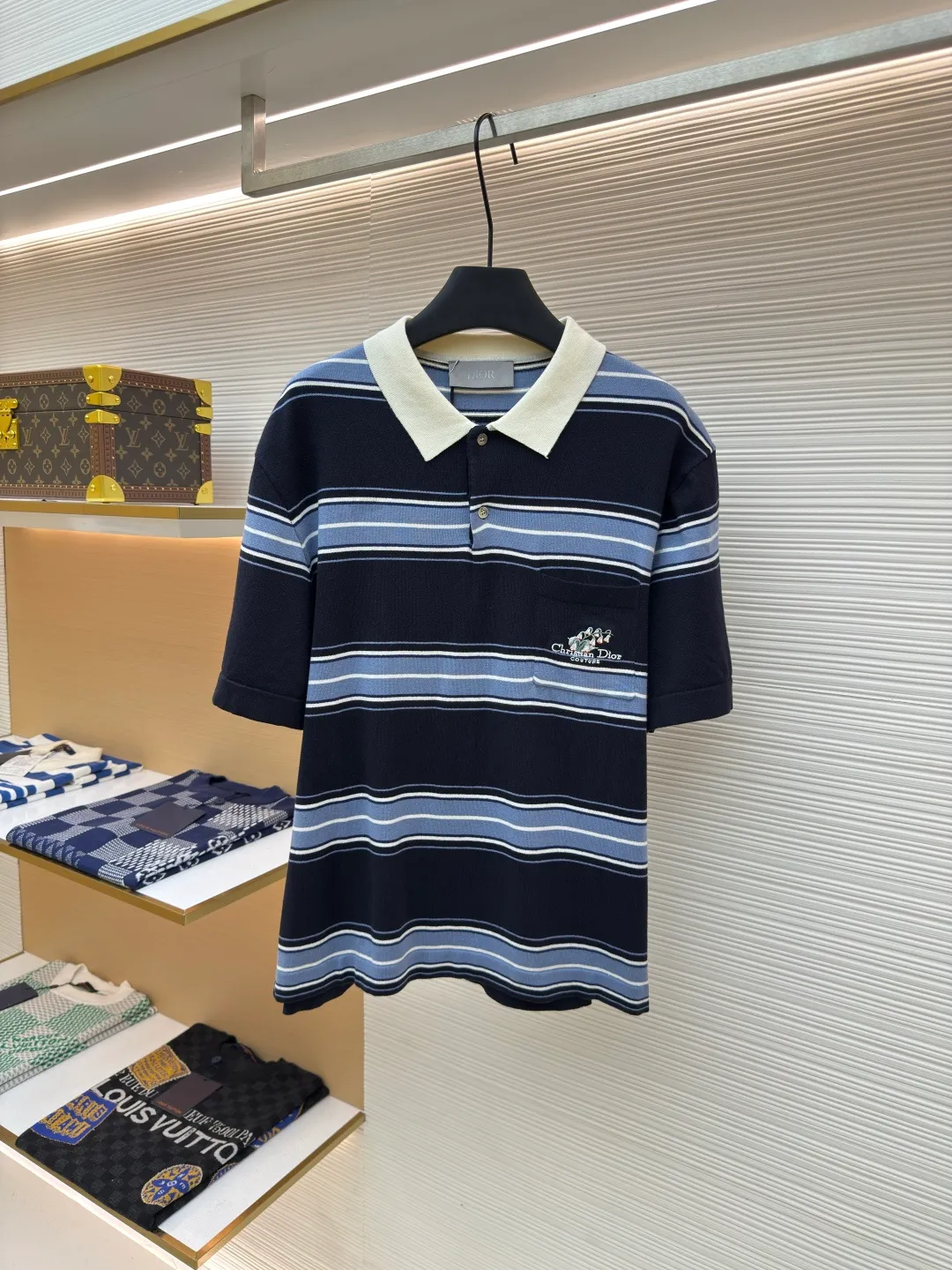 Dior lily of the valley embroidered lapel polo short sleeves ●Authentic product: Purchased and developed by 15150 ●Item number: 1680372-A80 ●Fabric: blue cotton blended woolen fabric ●Technology: embroidery production ●Version: fitted version ●Weight: about 265 grams ●Size: XS-S-M-L ●Description: Blue cotton blended wool jacquard, blue striped cotton blended wool fabric, which combines classic stripe elements with the exquisite craftsmanship of luxury brands. Woven from cotton blended wool, the material is breathable and drapey, and a small amount of synthetic fibers enhance wrinkle resistance. The striped texture design may be achieved through jacquard, welt or contrasting yarn; the surface is fine and smooth, with a slight bump in the striped part. The lily-of-the-valley style embroidery embellishments on the pockets adopt the needle embroidery process, which is a highly artistic and skillful hand-embroidery method; the needle method is used to embroider threads on the fabric to form various exquisite patterns and textures. The stitching has a strong sense of line and three-dimensionality, is lively and has good coverage. By adjusting the shape and size of the embroidery frame, the needle density and gradient density can be adjusted. The simple use of density can produce artistic effects of varying shades and sparses. The overall color is consistent with no color difference. It can be matched with the same style to create a fashionable look, and can be used in various occasions. Customized accessories, complete with three standards, the same style for men and women!